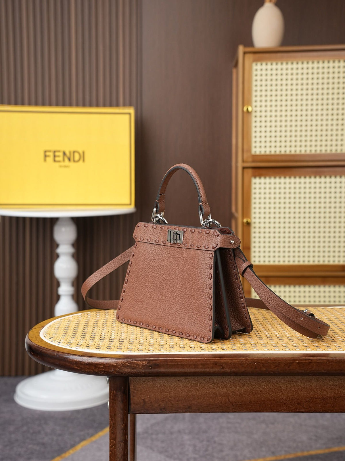 Model 15009 Caramel Brown Size 20cm Details Caramel Brown Hand sewn Peekaboo ISeeU Medium Handbag Litchi Pattern Calfskin Material with Classic Twisted Lock Soft Nappa Leather Lining on Both Sides Separated by Hard Dividers with Buckle Internal Pocket
