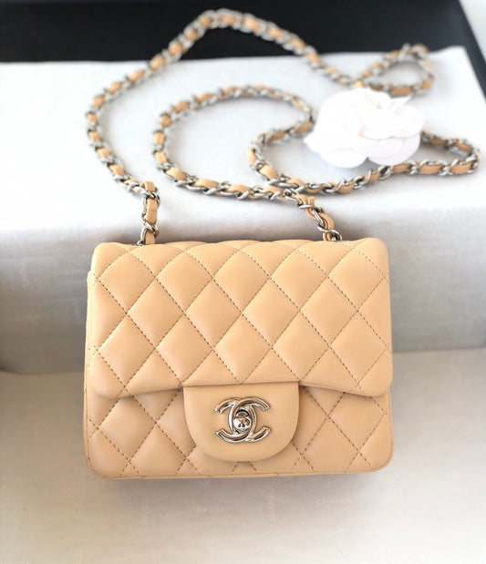 Fang Fatzi Mini 17cm CF has a very feminine elegance and inherits classics. It is listed as the historical sales champion and is an indispensable piece in every pink fan’s wardrobe. 17cm650 Sheepskin