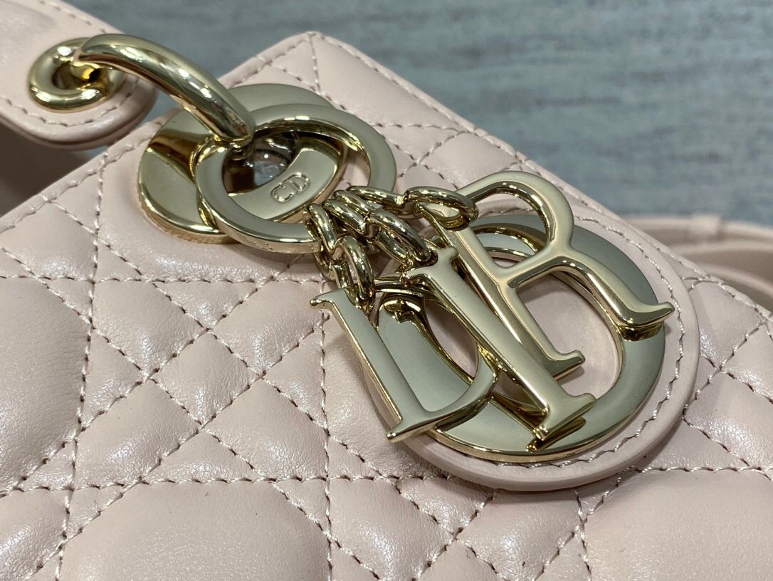 Rouge powder is in stock. Classic Lady bag. Iconic letter pendant. Classic rhombus. Excellent hand-feeling sheepskin. A must-have three-compartment bag. Charming, elegant and full of aura. It is also full of femininity when carried cross-body. Classic