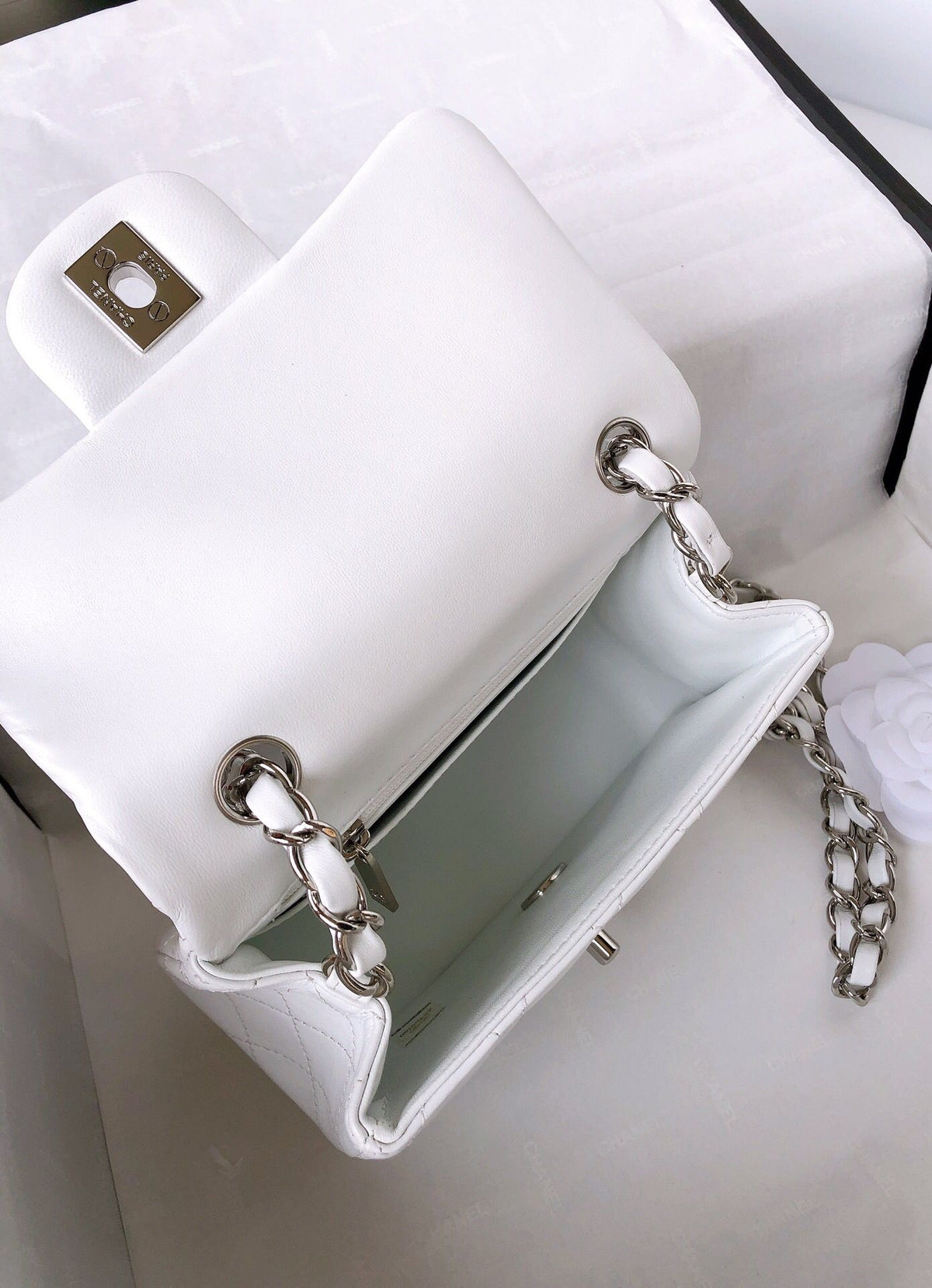 Fang Fatzi Mini 17cm CF has a very feminine elegance and inherits classics. It is listed as the historical sales champion and is an indispensable piece in every pink fan’s wardrobe. 17cm650 Sheepskin