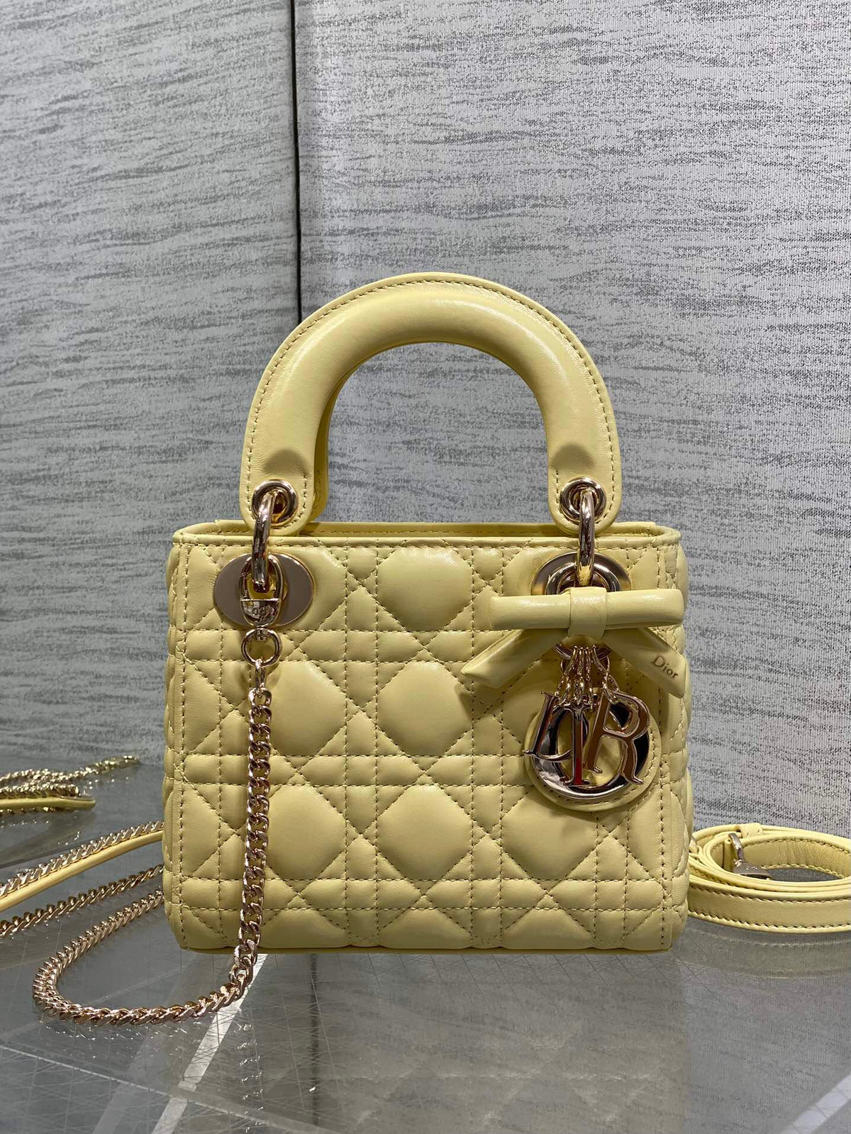Chick yellow is in stock. Classic Lady's latest bow-tie Princess Diana bag. A must-have three-compartment bag for everyone. Charming, elegant and full of aura. It is also full of femininity when carried cross-body. Classic fashion style. This beautiful