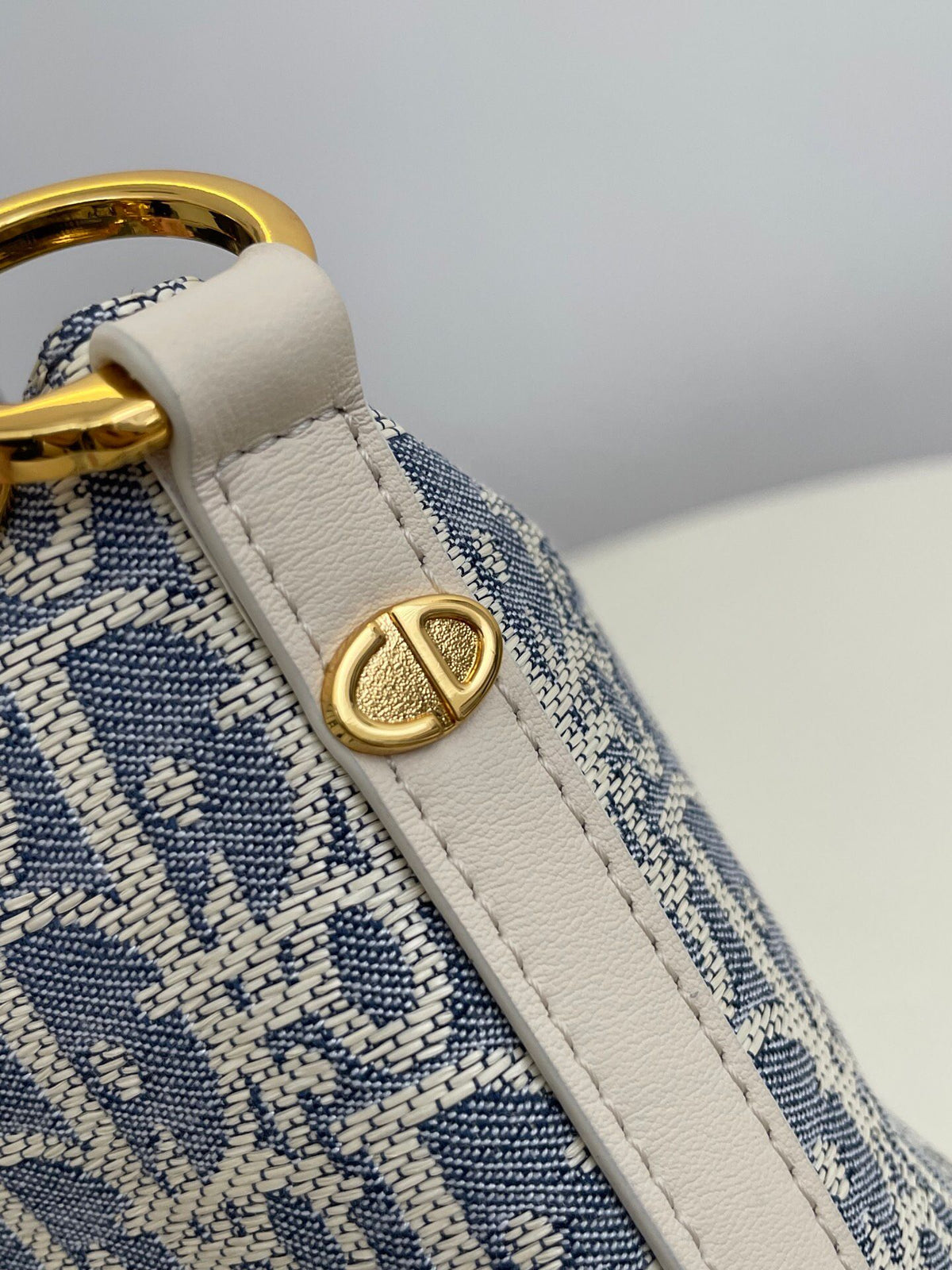 Lunch box bag in stock. Hobo star raffia series. It feels so summery. The sky blue fabric is paired with milky white calfskin. The light color looks fresh and healing. The bag shape design is practical. It is equipped with an adjustable long shoulder