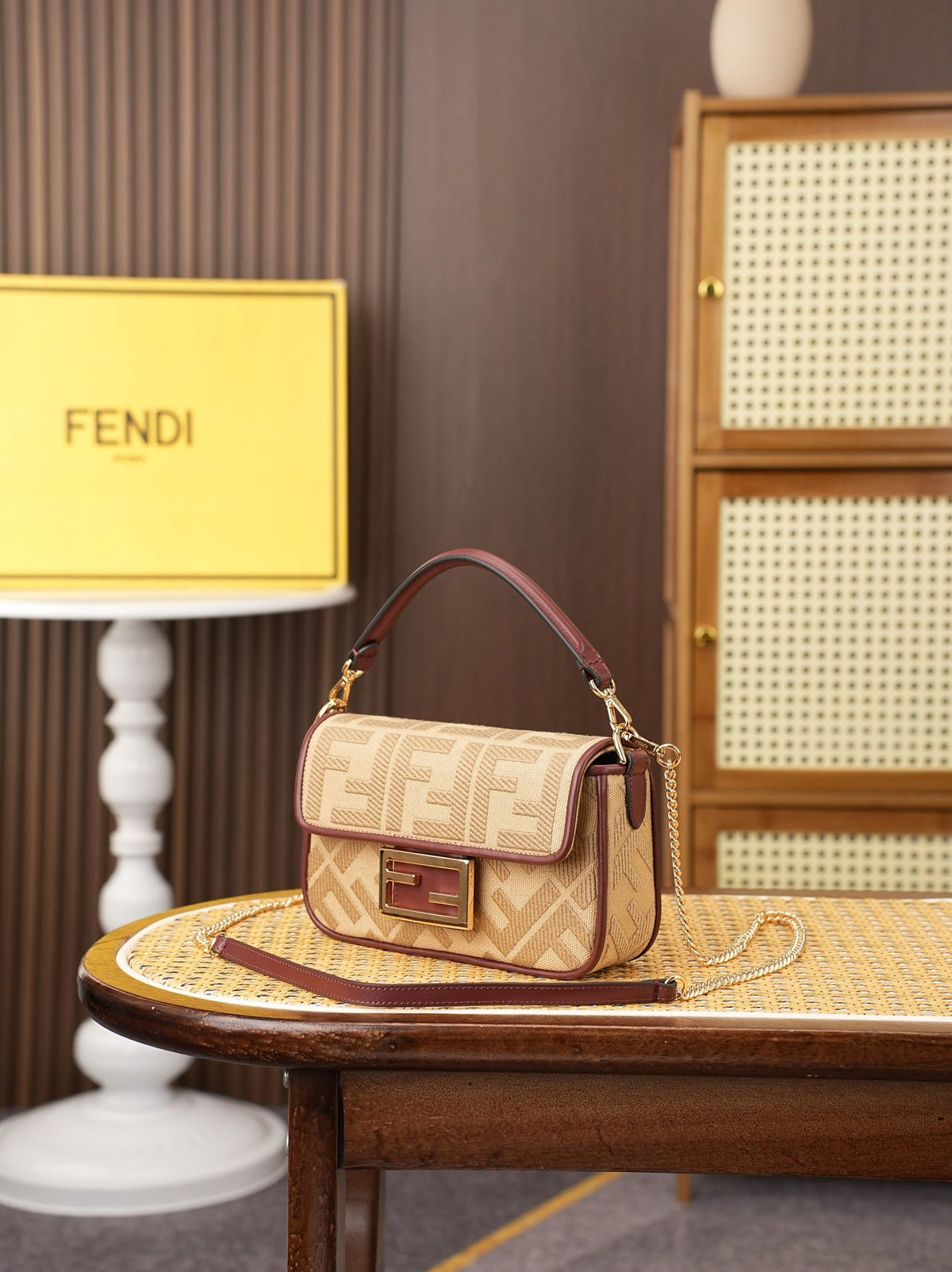 Model 6004, small size 20cm, FENDI's popular classic Baguette, crafted from high-quality canvas with advanced techniques. The entire bag features double FF three-dimensional embroidery, boasting an unparalleled texture. It comes with a detachable shoulder
