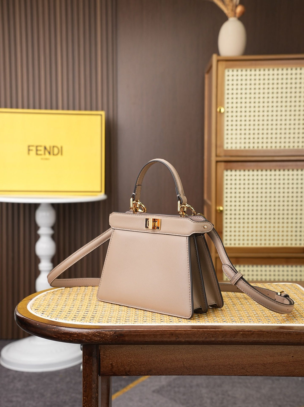 Model 8005 small size 201115cm FE ND1 peekaboo I see u handbag, brand new peekaboo I see u just to see your different side, new design continues the classic peekaboo trapezoidal contour and square twist lock design, with organ style design added to the