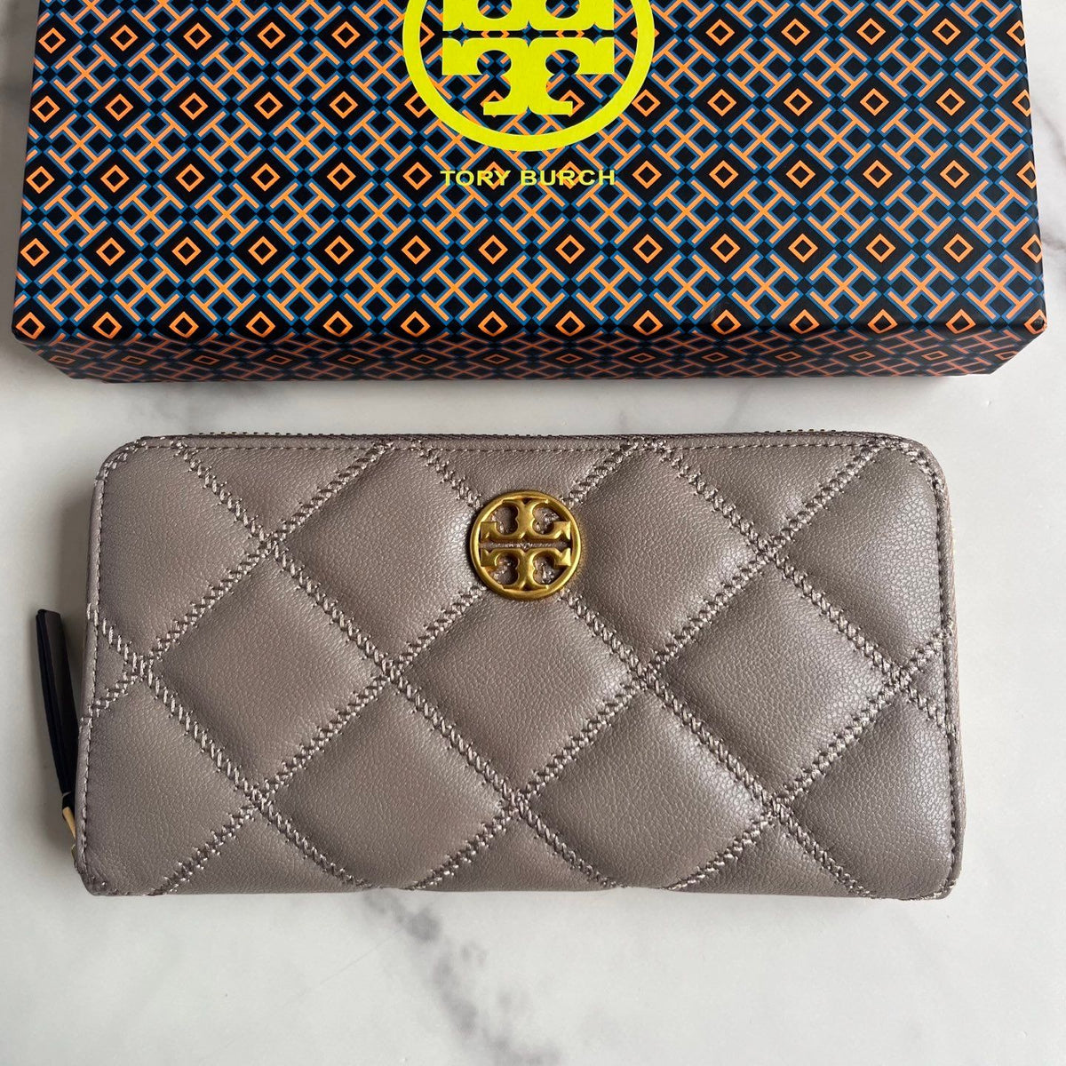 Classic and popular zipper bag with frosted black, black, and gray color, size 19.510