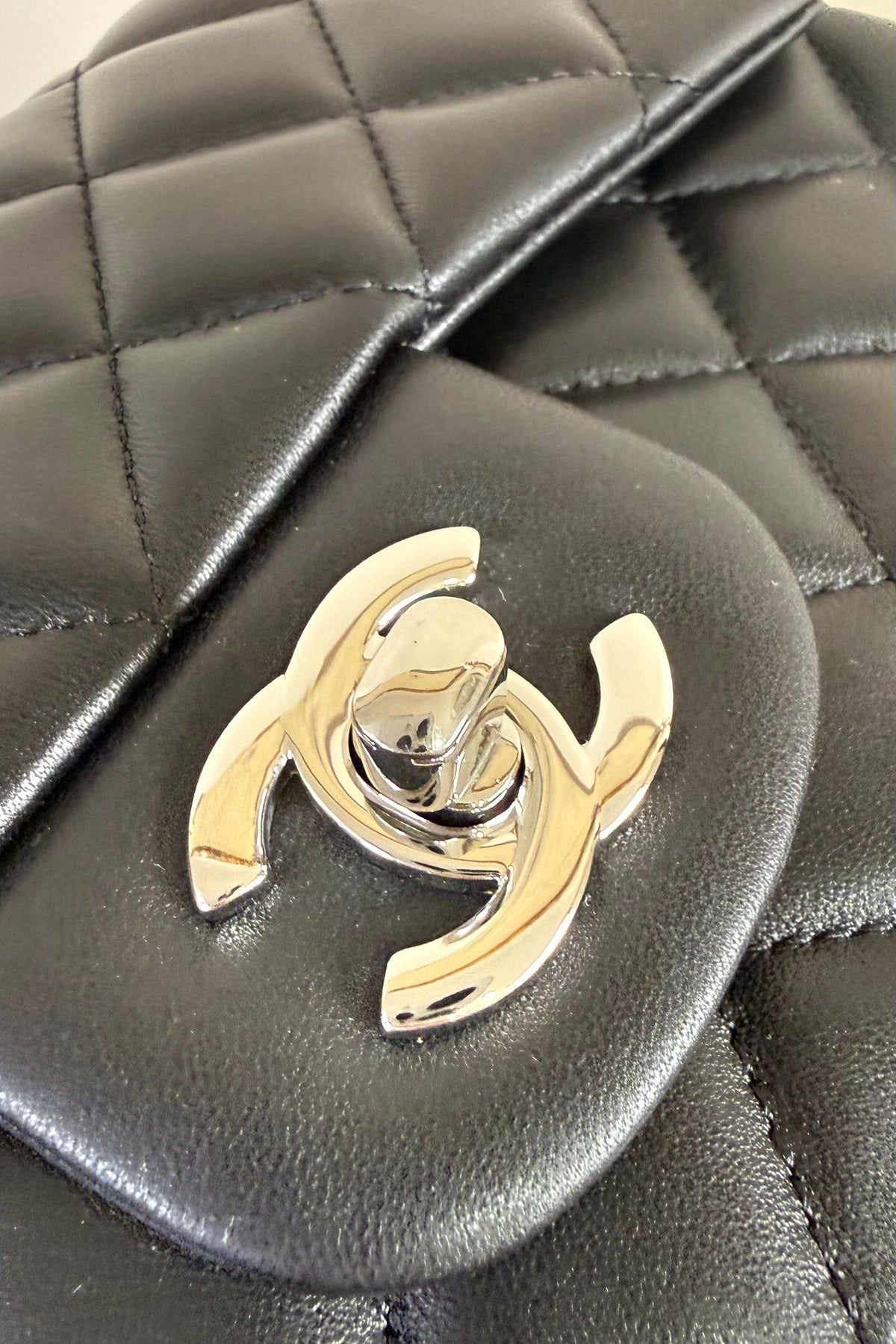 Upgraded version (full leather inside and outside) CF 20cm lambskin. Exclusive product in the market. Please see the pictures for leather details and workmanship. It is perfect. Welcome to compare. 116