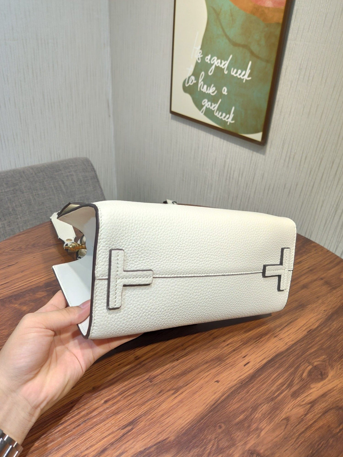 TORY BURCH's classic Miller handbag features lychee patterned cowhide and adjustable length woven leather diagonal straps, showcasing a variety of fashionable styles. The flip cover is equipped with magnetic snap fasteners