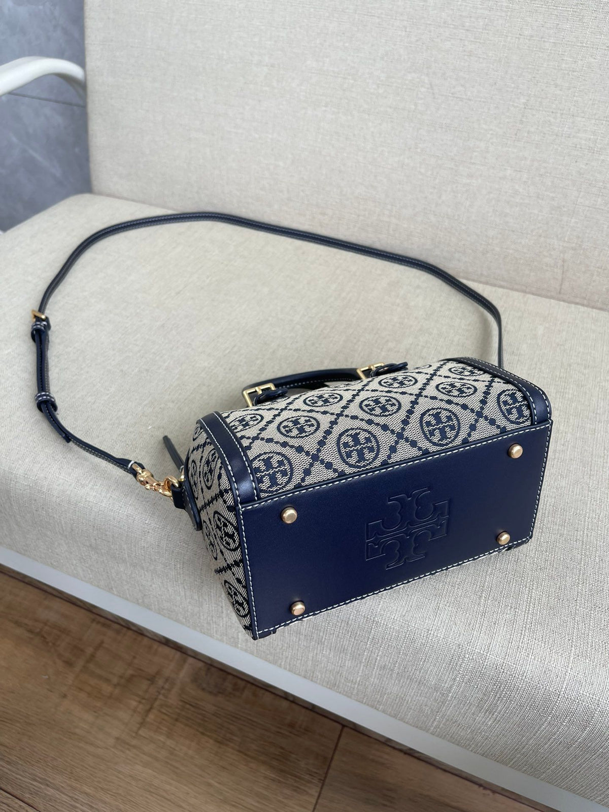 The hottest TB model is currently being produced by the OEM factory, and the latest bag is fully imported with a woven logo and customer supplied fabric. It is paired with imported cowhide with a zipper and a movable shoulder strap. The shoulder strap