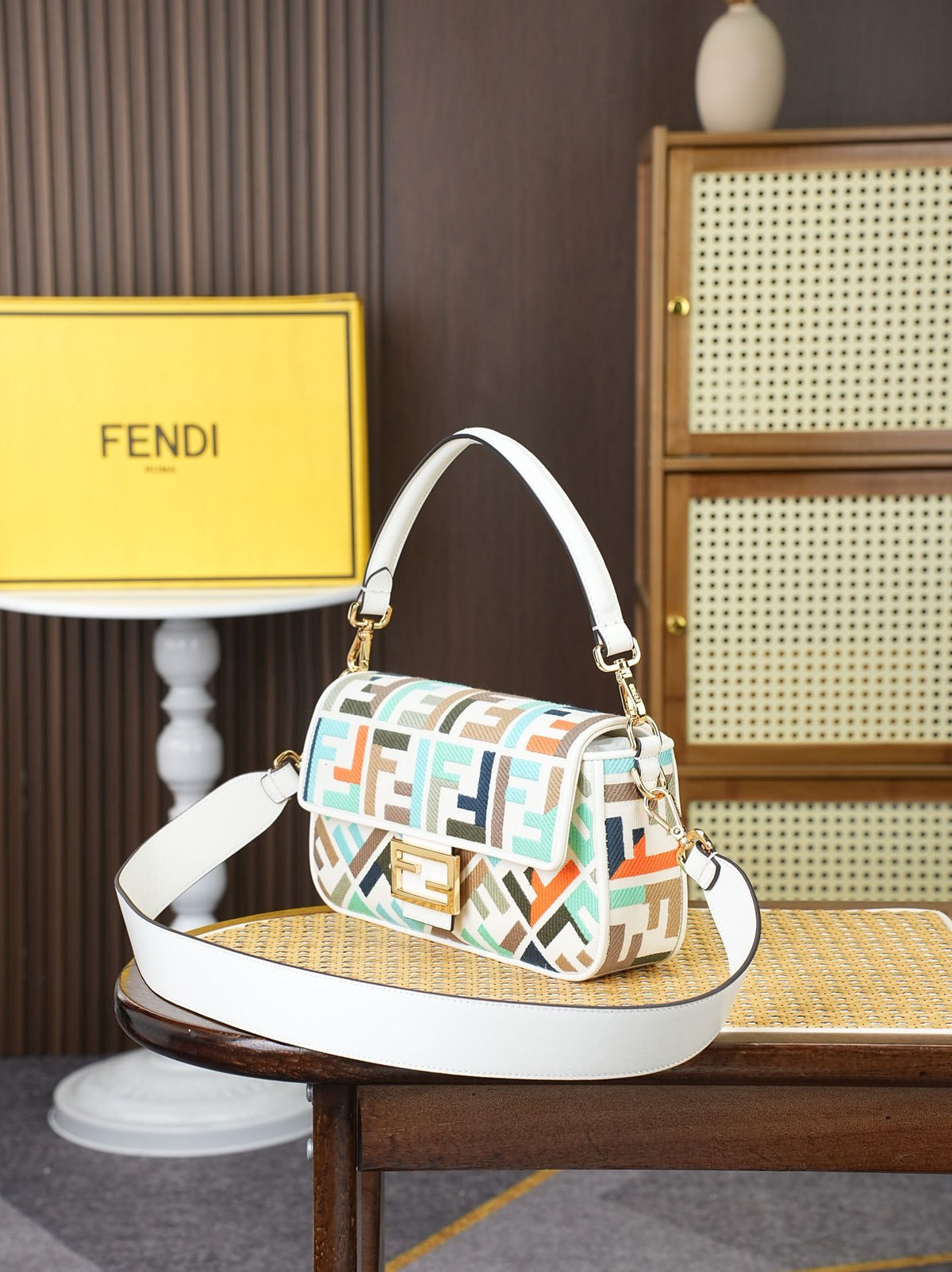 Model 18004, size 266.5 x 13.5 cm, top-grade original FENDI, popular classic Baguette. The raw material is made of high-quality canvas craftsmanship. The entire bag features double FF three-dimensional embroidery, with an unparalleled texture. It comes