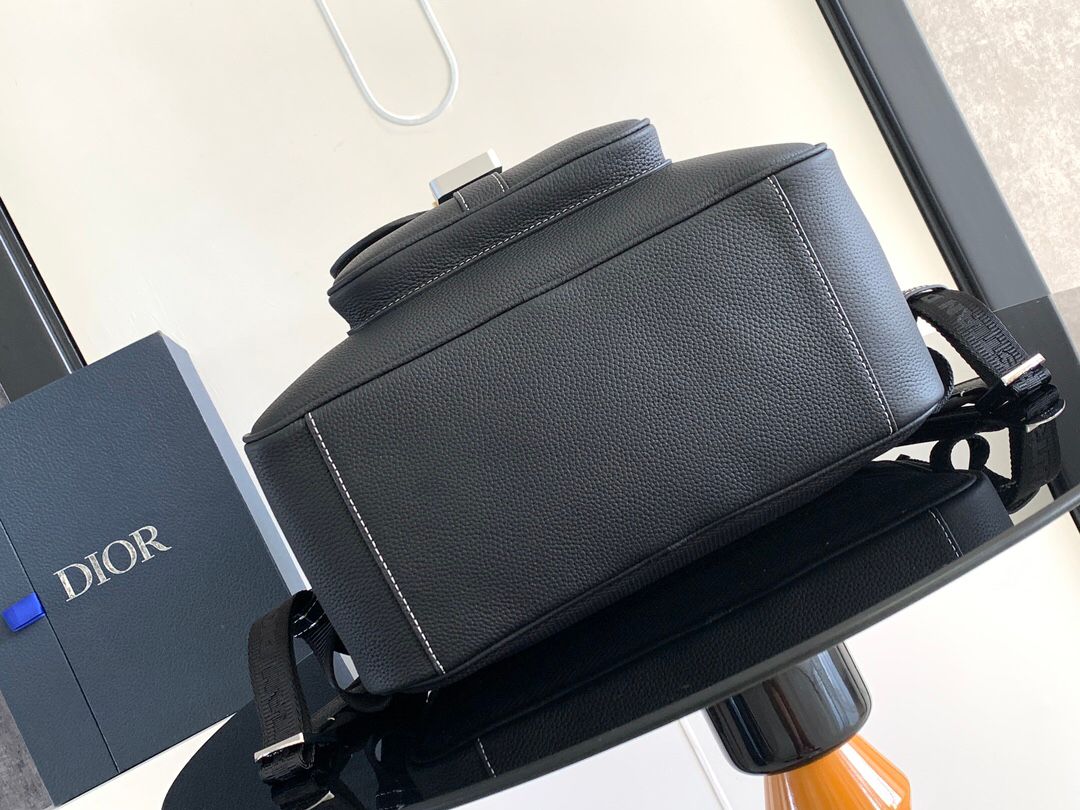This saddle zippered shoulder bag is a new product in the 2024 winter series. It adopts a fashionable original design to highlight the saddle style. It is carefully made of black grained cow leather and decorated with contrasting topstitching. It is spaci