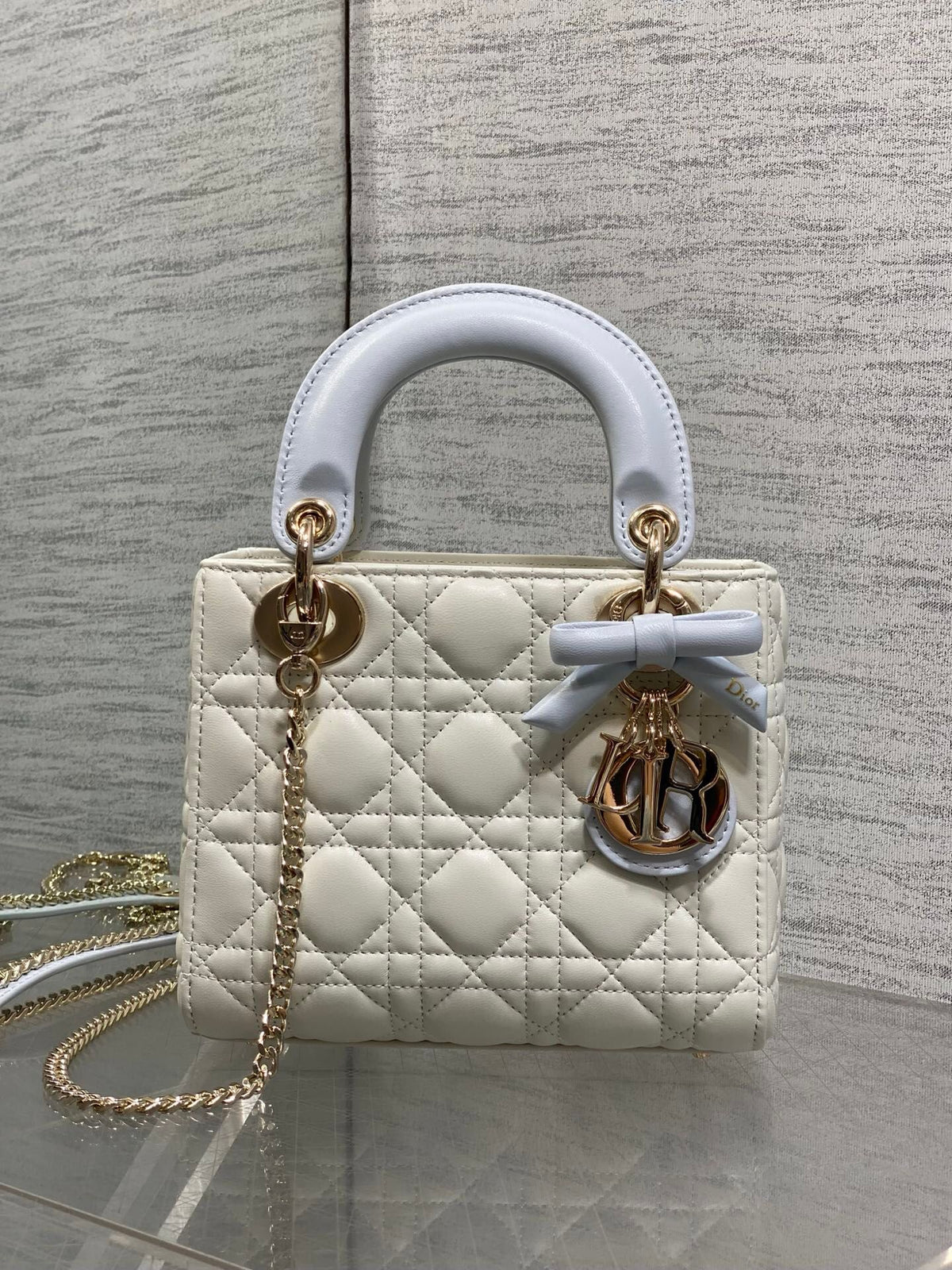 Classic Lady's latest bow-tie Princess Diana bag. A must-have three-compartment bag for everyone. Charming, elegant and full of aura. It is also full of femininity when carried cross-body. Classic fashion style. This beautiful bag is available on Instagra