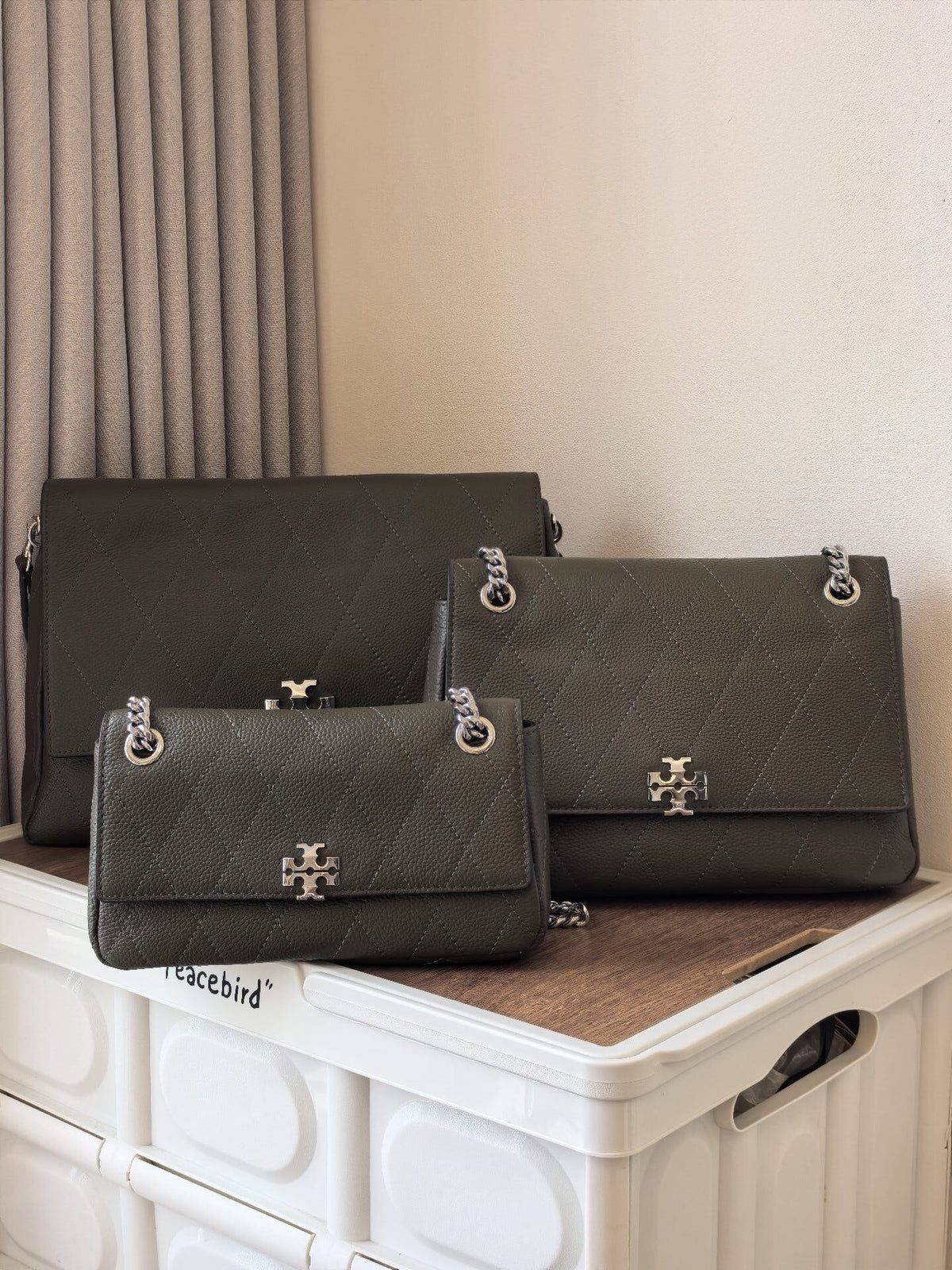 Title: 1520 Large TORY BURCH | Black Gold Charlie Quilted Shoulder Collection Black Gold Charlie Bag Selection Guide Here Comes the Large Super Capacity, Commuter Stopper, Short Apprentice, OK, Medium Size, Suitable for Daily Streetwear, Super Atmosphere