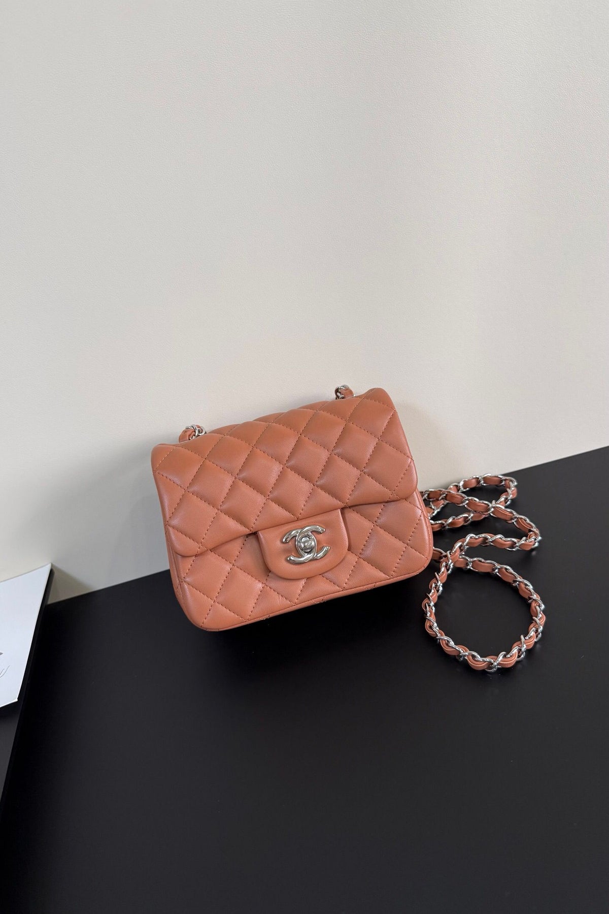 Caramel color silver buckle Classic Flap classic Cf square fat return is exquisite and durable. It is a timeless style that can be matched with anything.