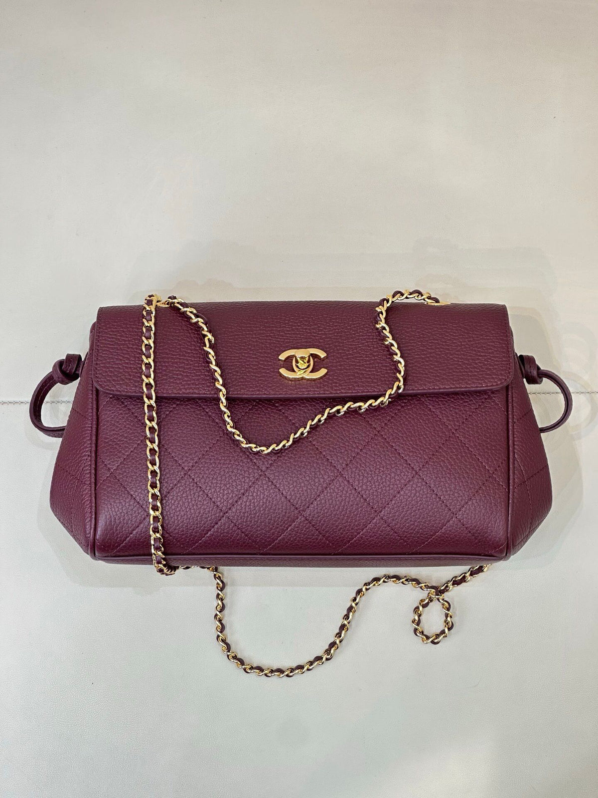 Burgundy, a mellow retro burgundy, responsible for the atmosphere of autumn and winter. It is more restrained and calm than the regular red. It is a perfect match for the coat. It directly fills the atmosphere of holiday parties.