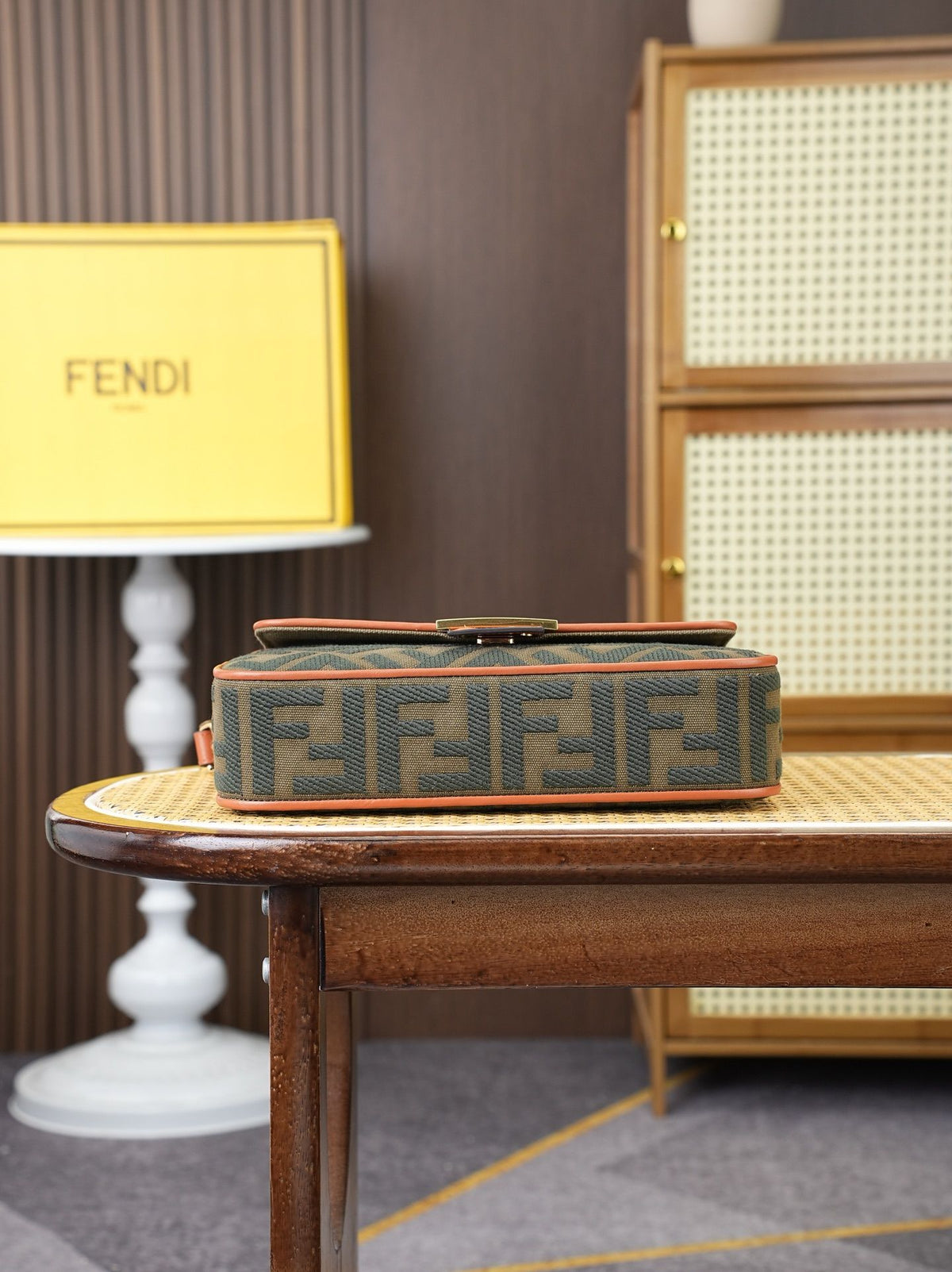Model 18004, size 266.5 x 13.5 cm, top-grade original FENDI, popular classic Baguette. The raw material is made of high-quality canvas craftsmanship. The entire bag features double FF three-dimensional embroidery, with an unparalleled texture. It comes
