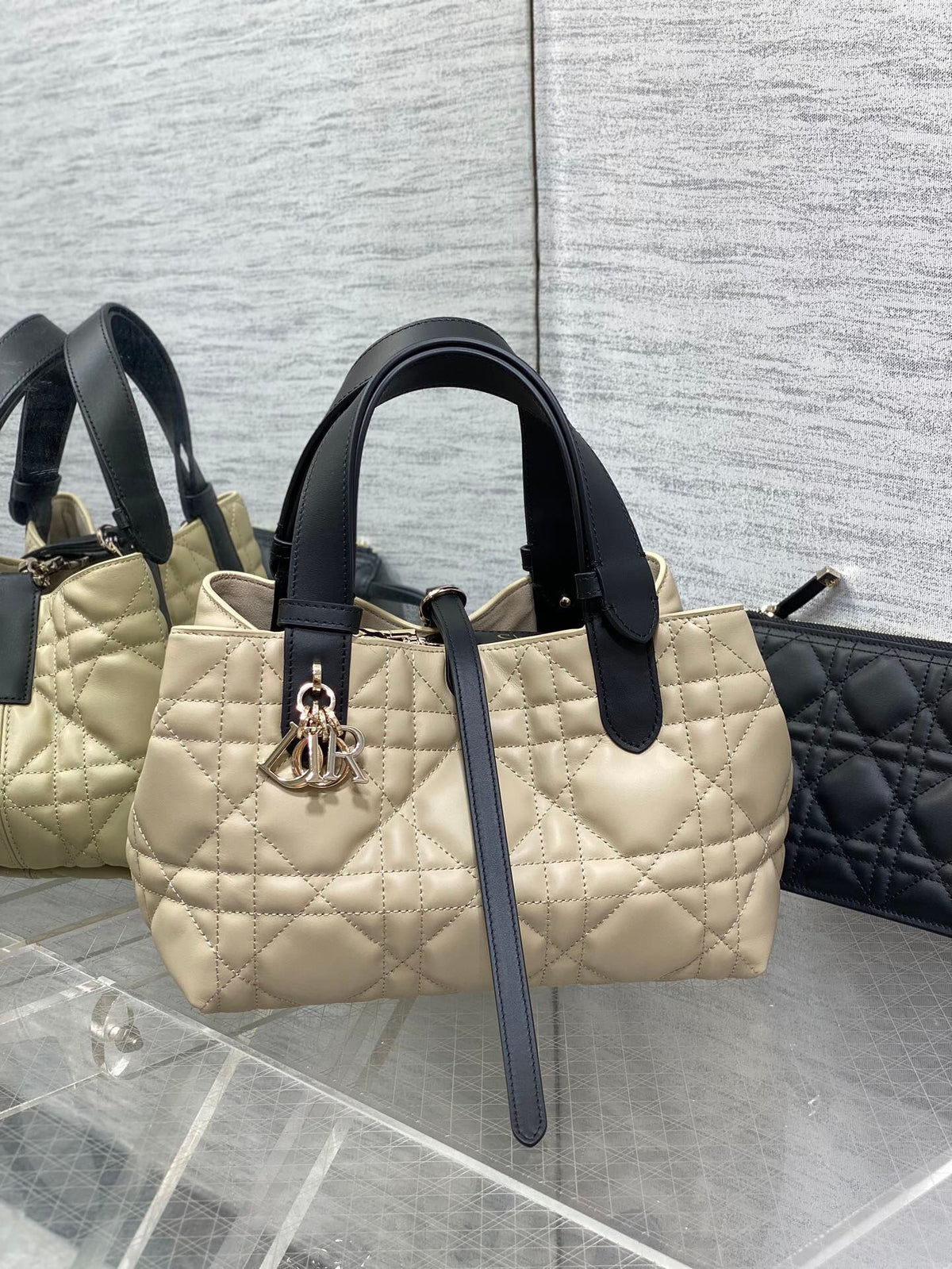 Small size in stock. The latest light apricot and black color of Toujours series brick cabinet is a bit too beautiful. The color of the high-value bag is super tender and super summer. The design of the oversized rhombus is matched with classic letter