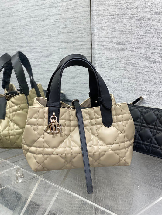 Small size in stock. The latest light apricot and black color of Toujours series brick cabinet is a bit too beautiful. The color of the high-value bag is super tender and super summer. The design of the oversized rhombus is matched with classic letter