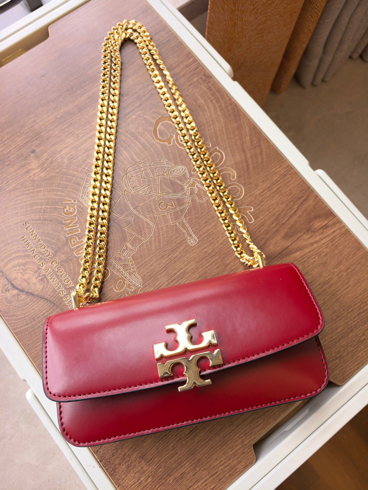 TB Eleanor's new mini tofu bag, numbered 204, features a chain that can be carried on the shoulder or diagonally. Made of Napa cowhide fabric, this modern version is exquisite, compact, and fashionable