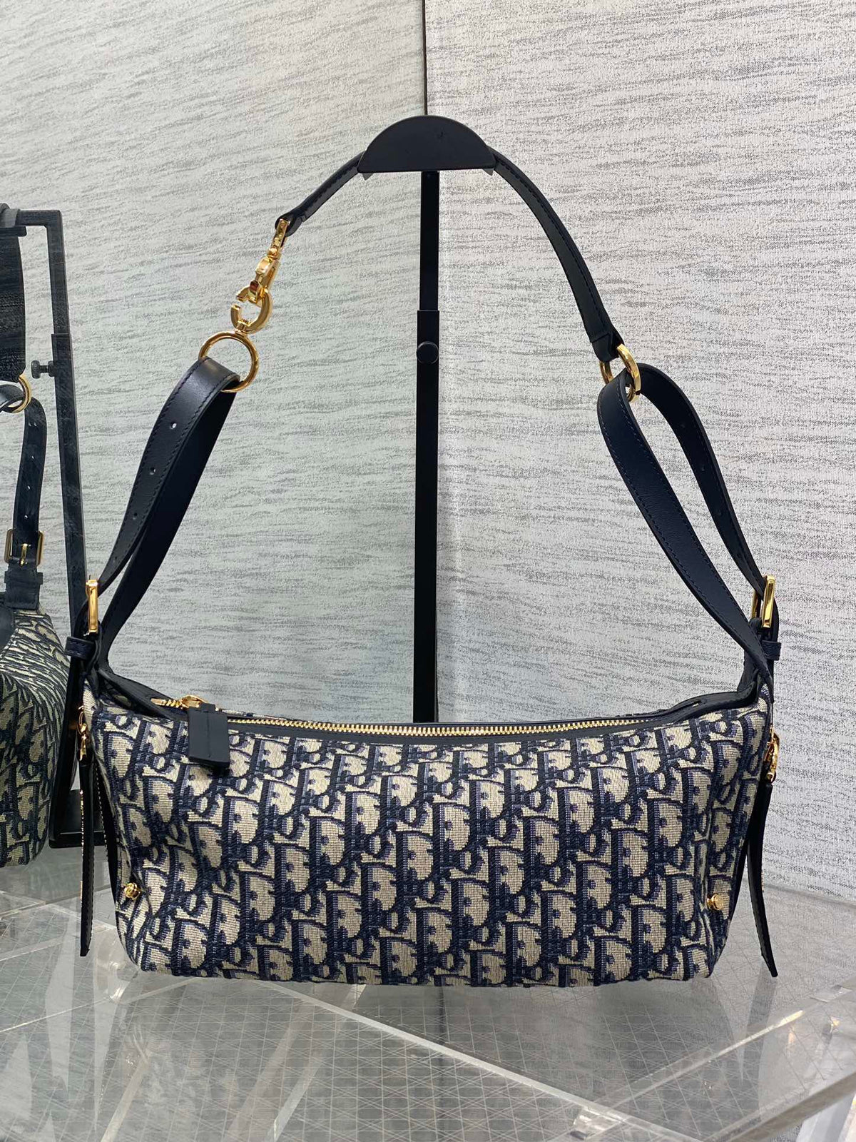 Small size in stock Journey series small blue cloth is popular at the beginning of the year. It hits the center of the bag directly. The hobo bag has a loose feeling. The shape of the bag is soft and casual. Classic presbyopia fabric with golden letter