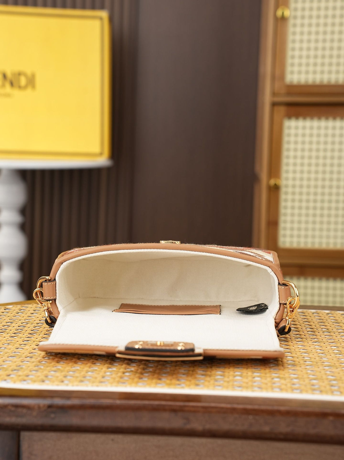 Model 6004, small size 20cm, FENDI's popular classic Baguette, crafted from high-quality canvas material, features double FF three-dimensional embroidery throughout the entire bag, creating an unparalleled texture. It comes with a detachable shoulder