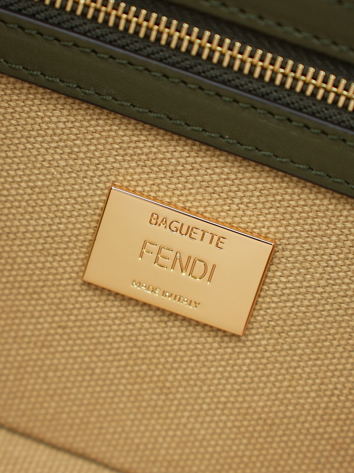 Model 18004, size 266.5 x 13.5 cm, top-grade original FENDI, popular classic Baguette. The raw material is made of high-quality canvas craftsmanship. The entire bag features double FF three-dimensional embroidery with an unparalleled texture. It comes