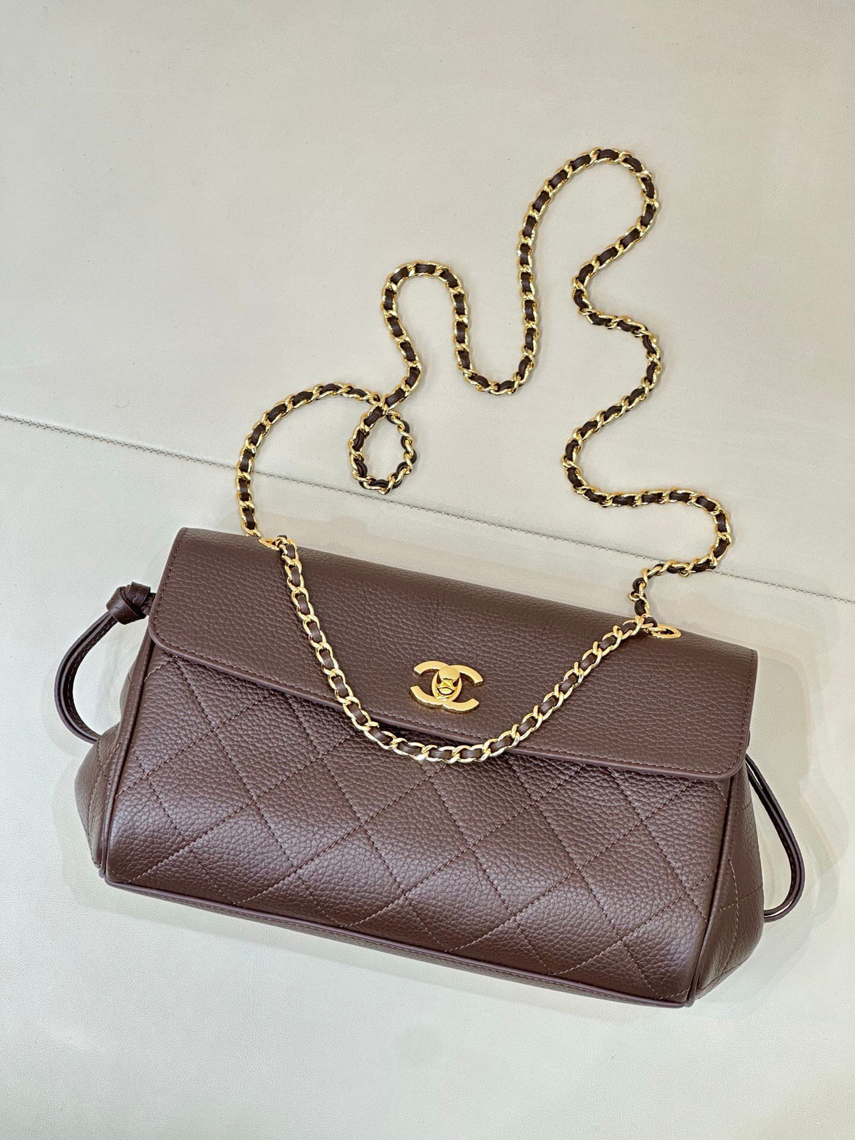 Coffee color. Dark coffee color has a sense of low-key luxury. When paired with neutral colors, it can instantly enhance the overall texture. It is especially suitable for workplace or dating situations. Pair it with metal accessories to look more sophist