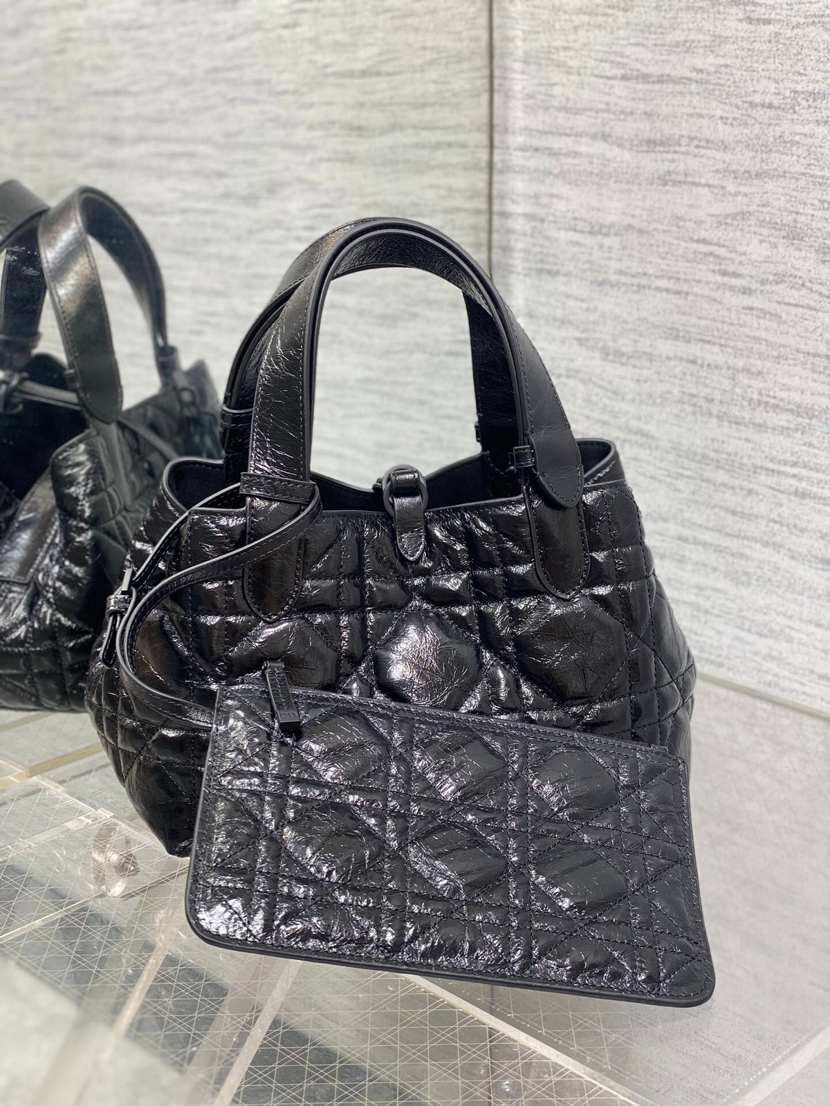 The small oil waxed leather is in stock. Take Toujours with you when traveling. The oversized rhombus design is paired with classic letter accessories. It is very modern and fashionable. The structure of the bag is very soft. The calfskin material is