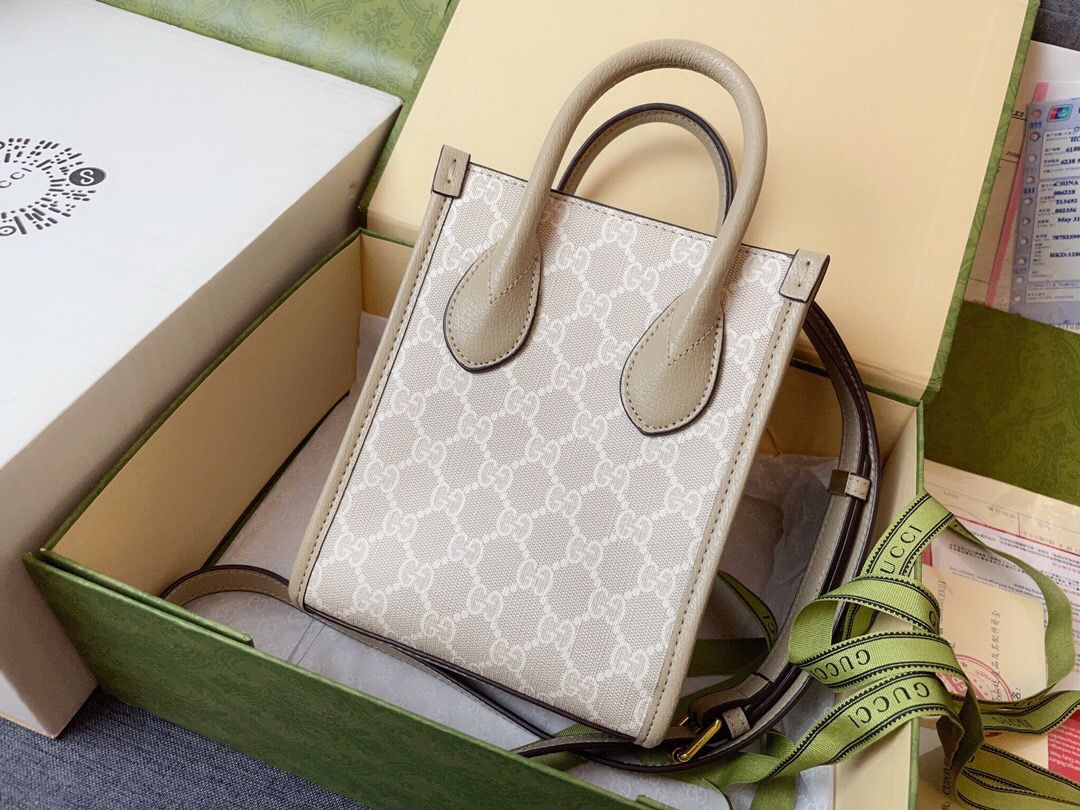 The highest version of the original factory top of the line original single with a full set of packaging Gucci bag GG Retro mini tote exploded. This mini tote is very fortunate to be the first one on the whole network to get this bag. It is completely
