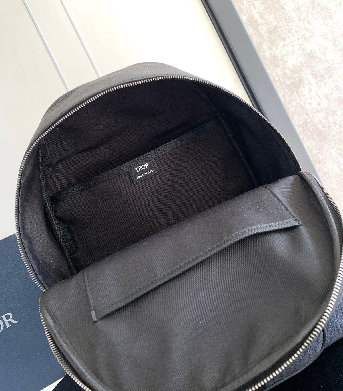 This saddle zippered shoulder bag is a new product in the 2024 winter series. It adopts a fashionable original design to highlight the saddle style. It is carefully made of black Oblique printed fabric and decorated with tonal grained cow leather details