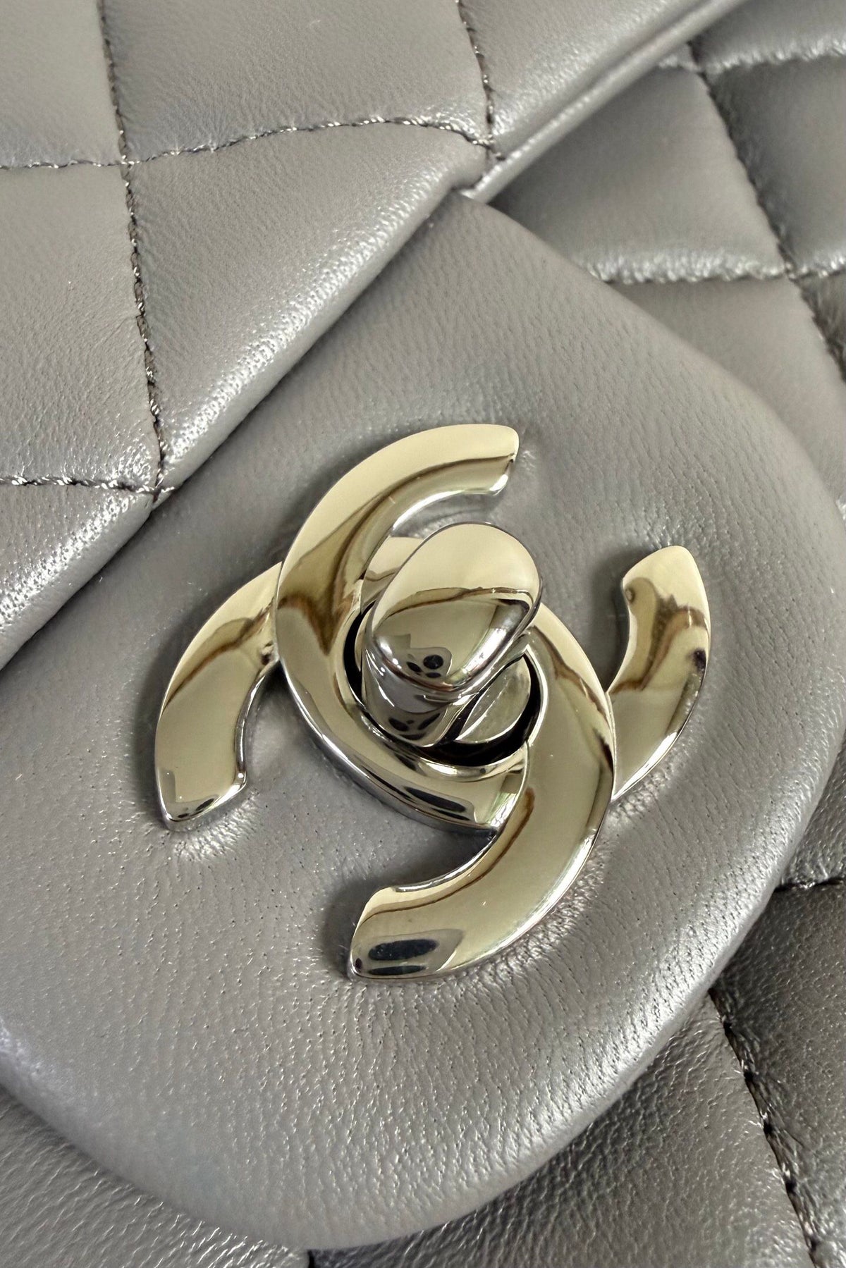Upgraded version (full leather inside and outside) CF 20cm lambskin. Exclusive product in the market. Please see the pictures for leather details and workmanship. It is perfect. Welcome to compare. 116 Gray Silver