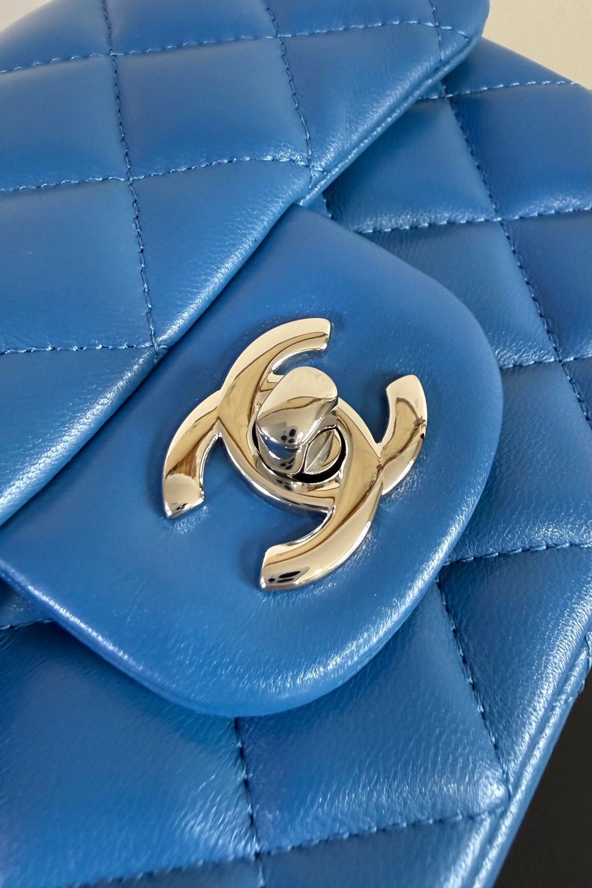 Electric Blue Classic Flap Classic Cf Square Fatty is back in stock. It is exquisite and durable. It is a timeless style that can be matched with anything.