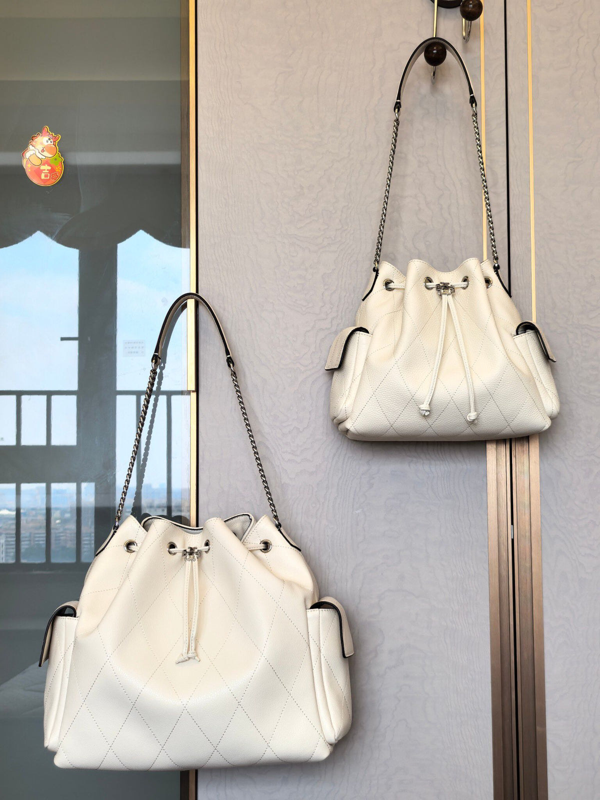 Small] TB Tang Li Bai Qi Charlie Cream White Large/Small Light Cream Oil Color Like a Small Cake This color is quite summer [Sun R] Available in both sizes, just arrived and has a schedule. Q me, thank you. Size 23.5x23x10.2