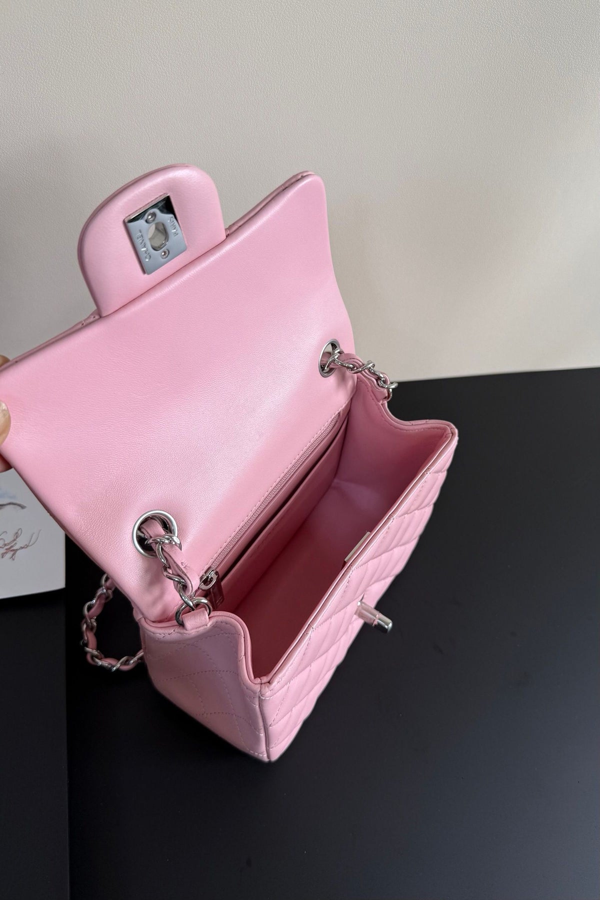 Pink silver buckle Classic Flap classic Cf square fat return is exquisite and durable. It is a timeless style that can be matched with anything.