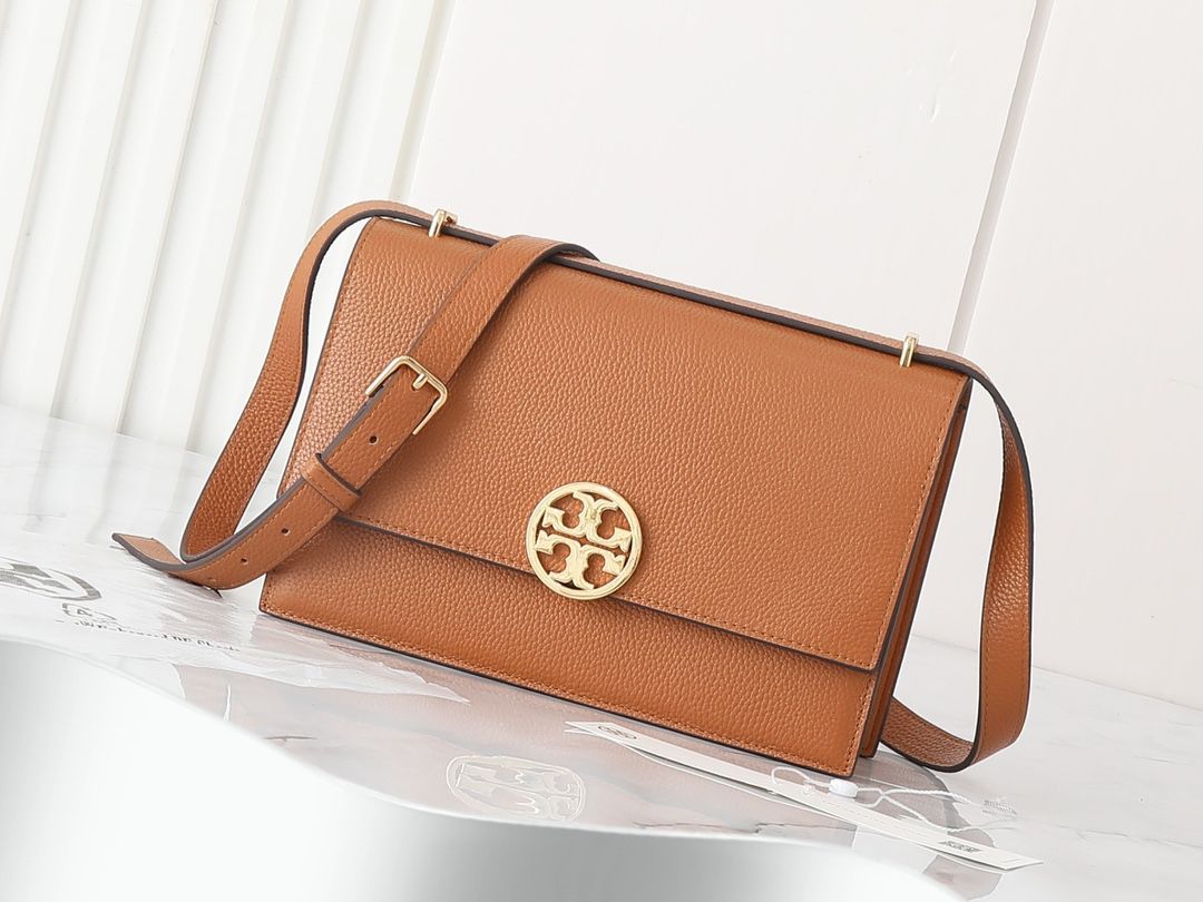 Original order quality, new product attention to details guarantee genuine leather TORY BURCH, Tang Libaiqi's new Miller organ bag! Crafted with lychee patterned cowhide and adorned with iconic shiny gold double tlogo, the adjustable length leather should