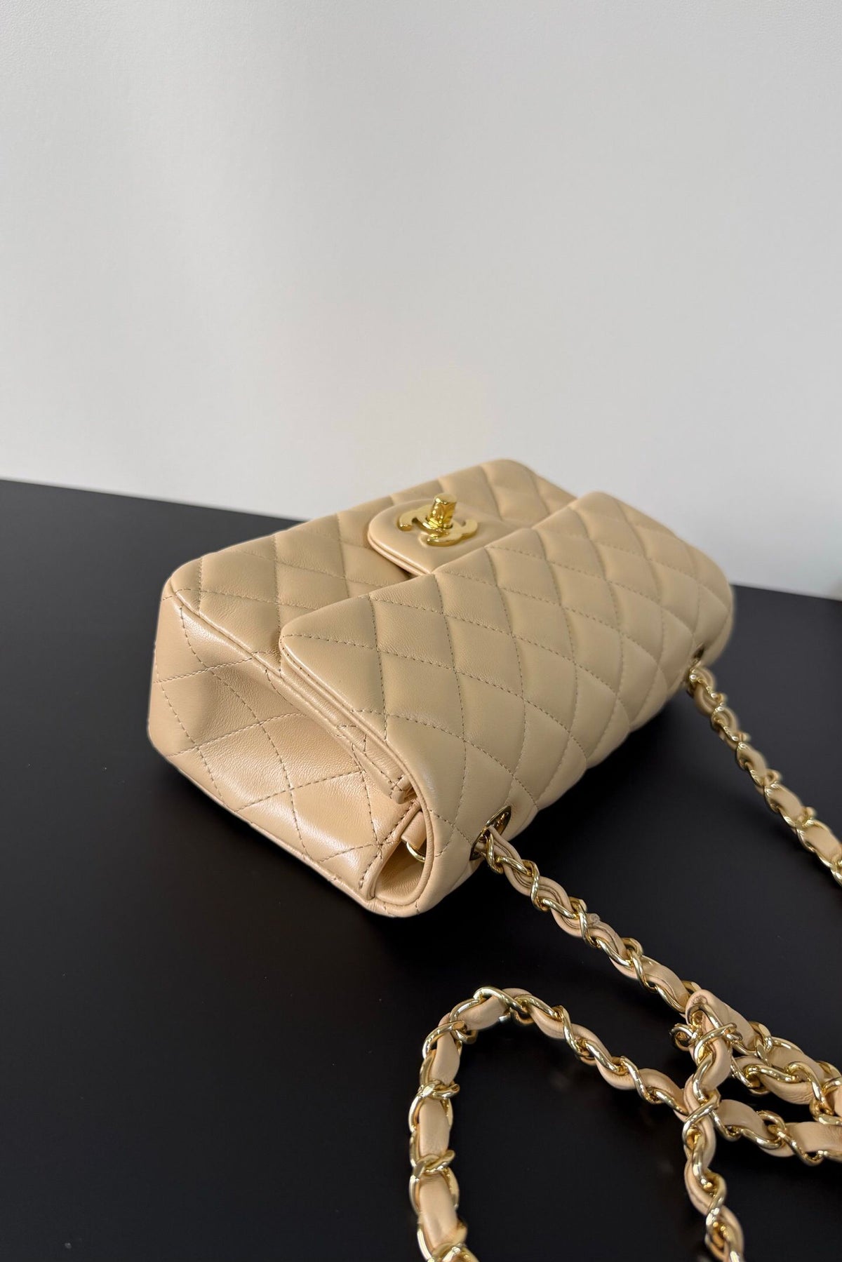 Upgraded version (full leather inside and outside) CF 20cm lambskin. Exclusive good product on the market. Please see the pictures for leather details and workmanship. It is perfect. Welcome to compare. 116 apricot gold buckle.