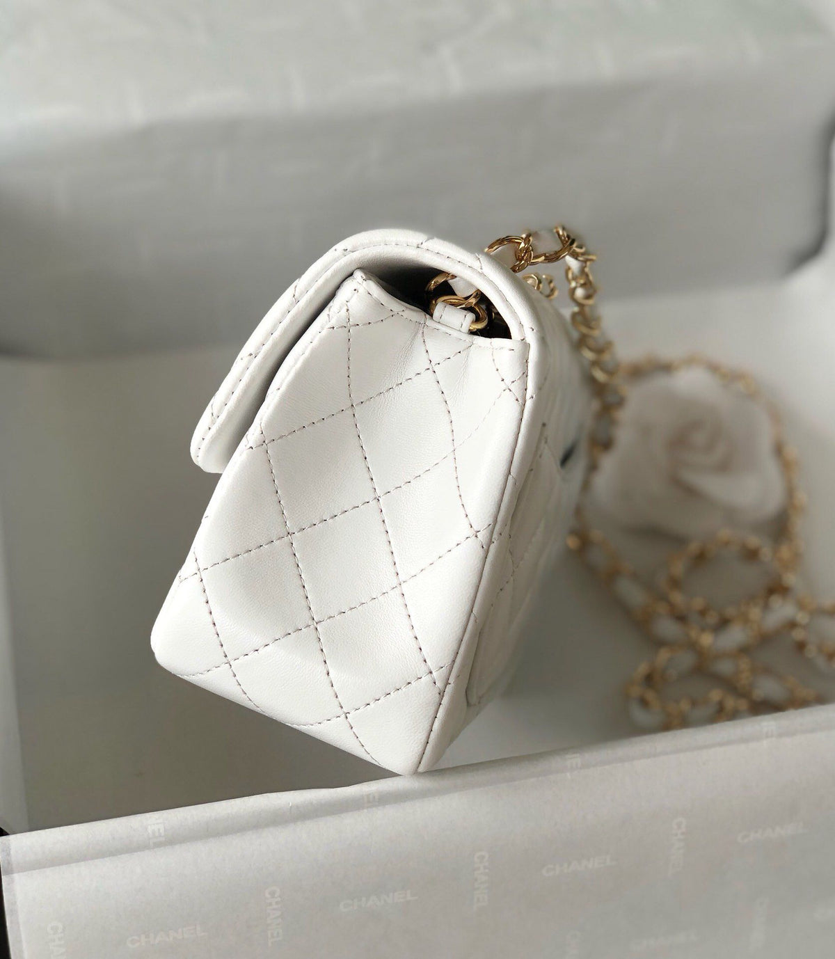 Fang Fatzi Mini 17cm CF has a very feminine elegance and inherits classics. It is listed as the historical sales champion and is an indispensable piece in every pink fan’s wardrobe. 17cm650 Sheepskin