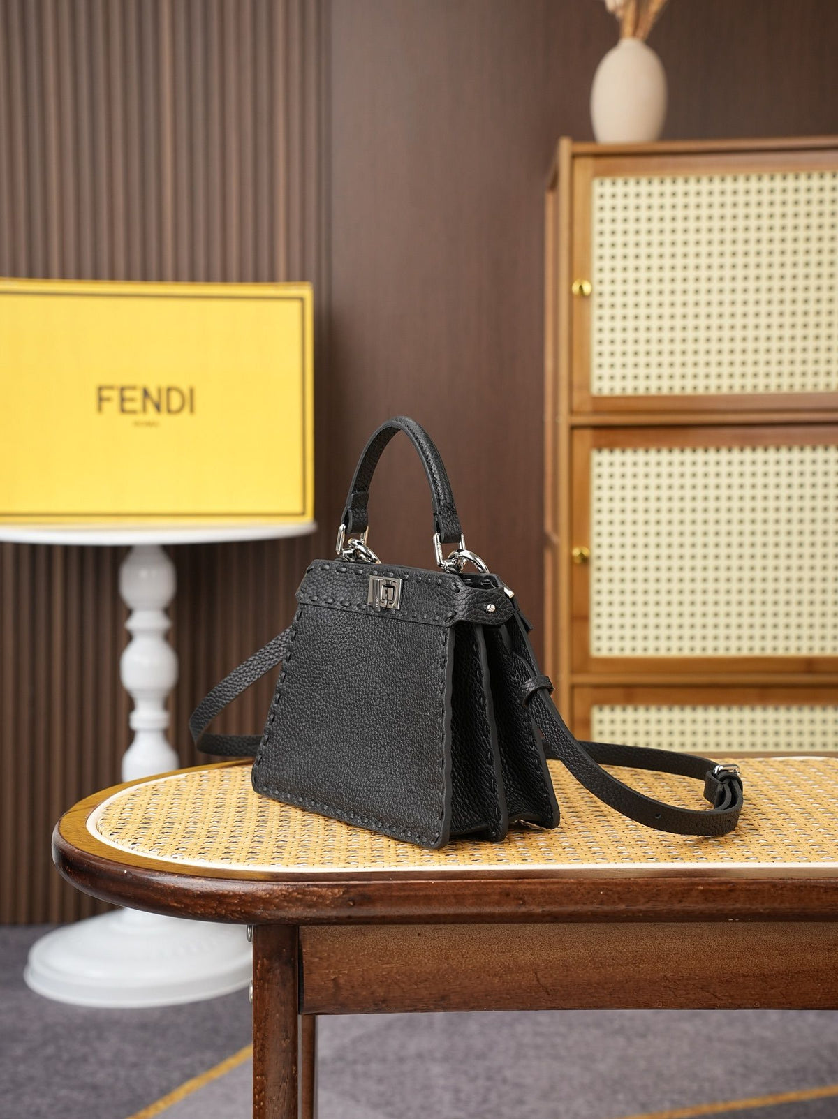 Model 15009 Black Size 20cm Detail Black Hand sewn Peekaboo ISeeU Medium Handbag Litchi Pattern Calfskin Material with Classic Twist Lock Soft Nappa Leather Lining on Both Sides Separated by Hard Dividers with Buckle Internal Pocket and Gold Metal Piece