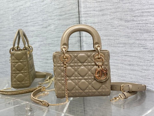 The three-compartment milk tea color Classic Lady bag is in stock. This three-compartment bag is a must-have for everyone. It is charming, elegant and full of aura. It is also full of femininity when carried cross-body. Classic fashion style. This beautif