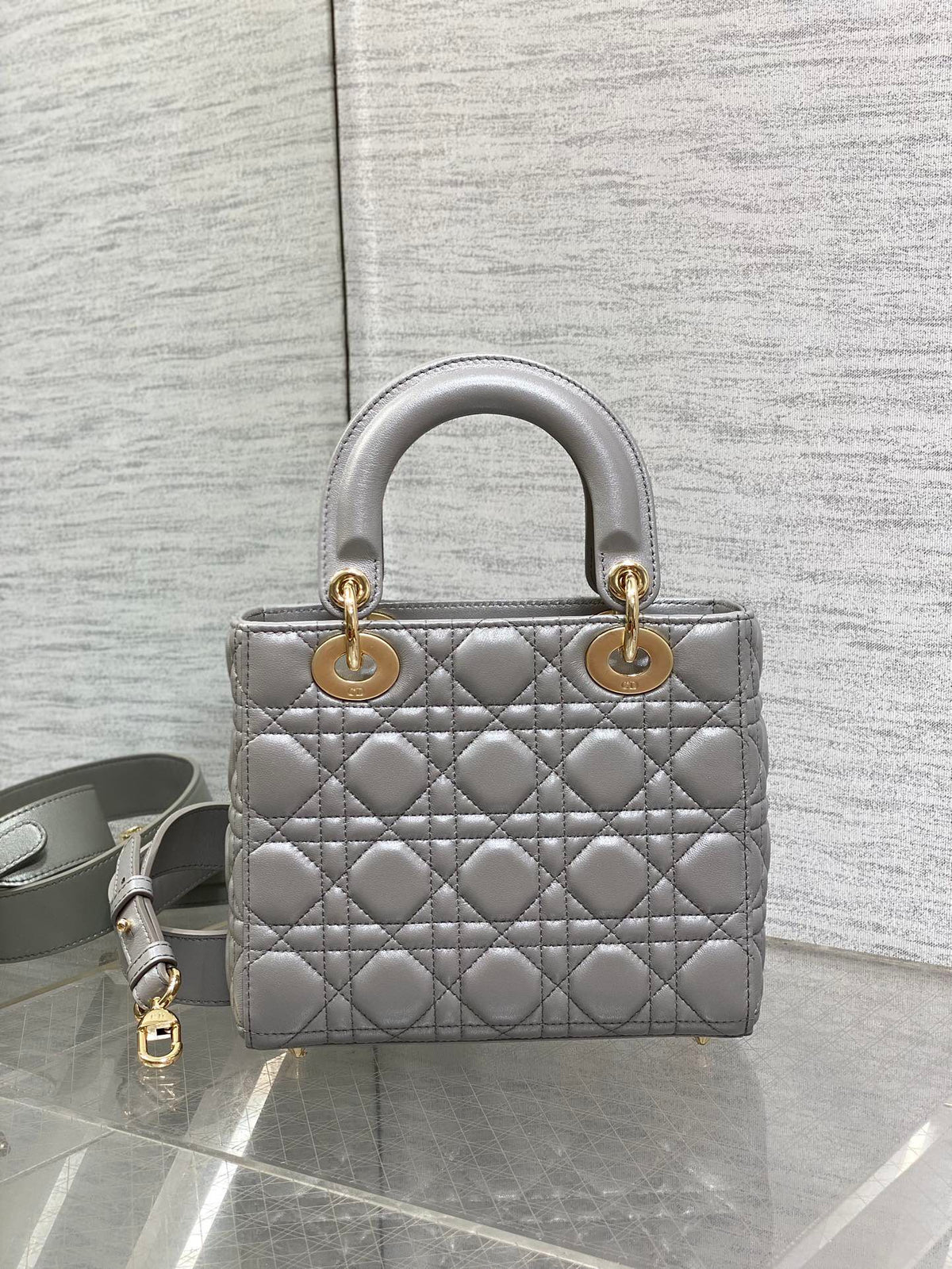 Pearlescent gray in stock Lady Diana's four-frame series, the latest color for spring and summer, fresh style, and the latest letter shoulder straps are extra points. 6 letters are delivered. Babies can choose the buttons they like as they like. No need