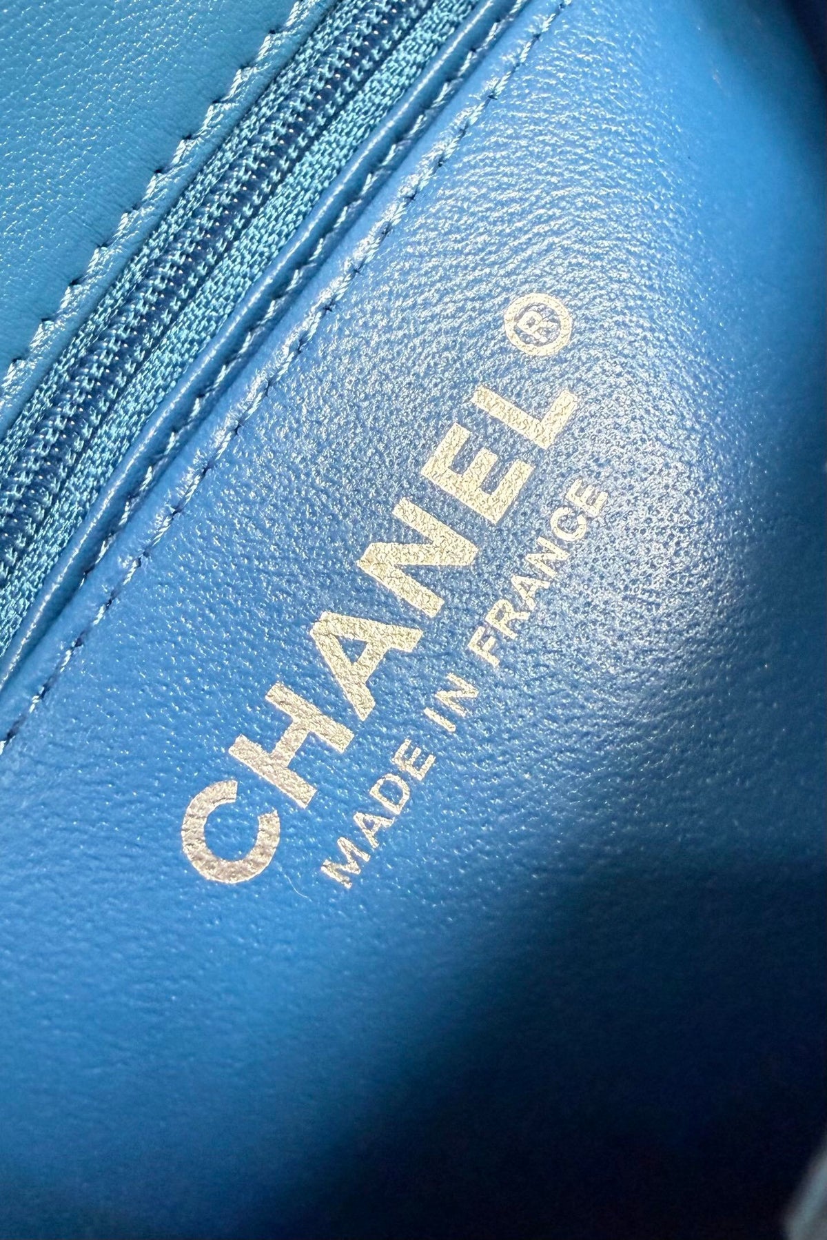 Electric Blue Classic Flap Classic Cf Square Fatty is back in stock. It is exquisite and durable. It is a timeless style that can be matched with anything.
