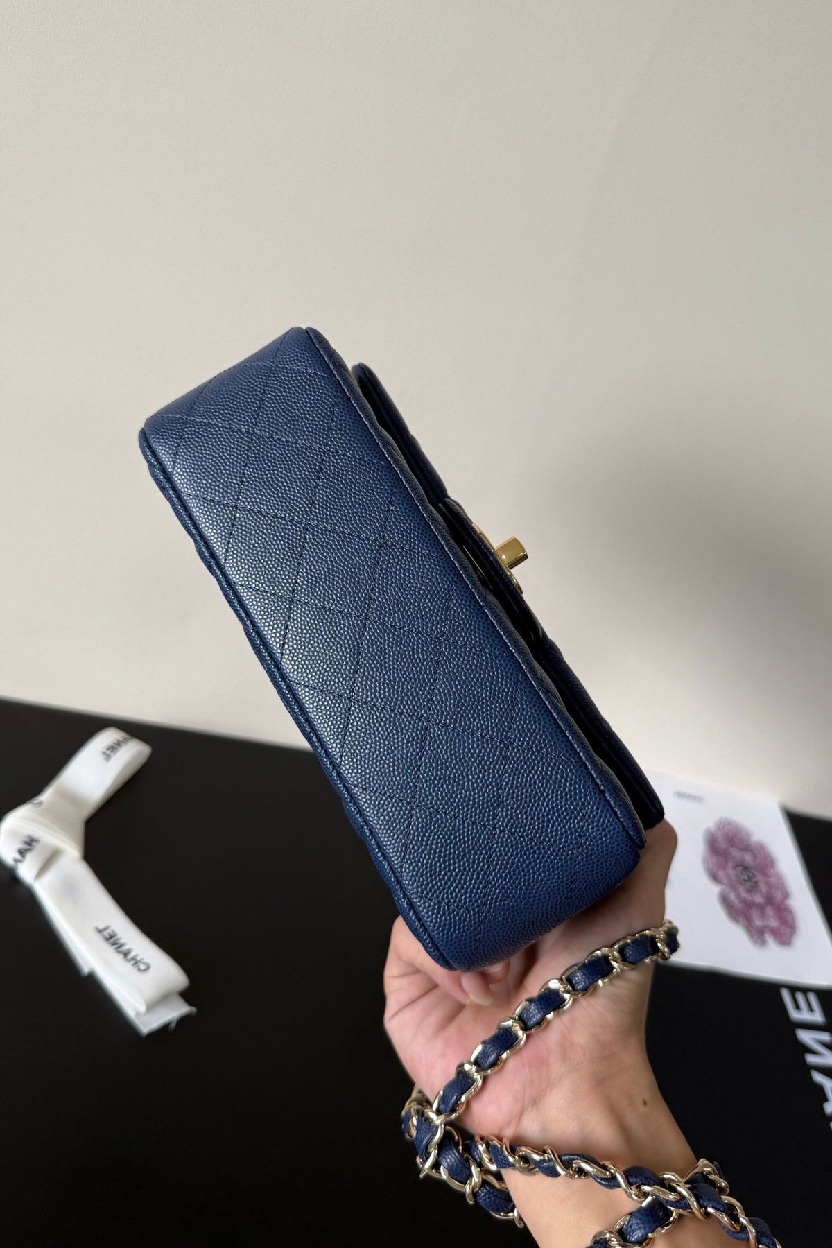 CF1116 new product fine ball pearlescent cowhide caviar (ball pattern) brand new upgraded version of the top original single item. Original leather imported from France. The fullness of the rhombus. The shape of the whole bag is particularly perfect in