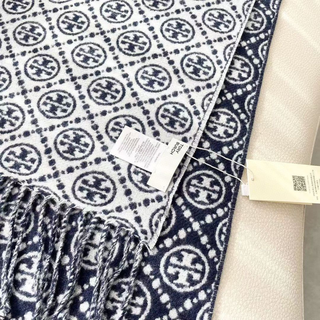 Synchronize TORY BURCH Long Scarf. It's lucky to have received this brand's products. It's really rare to see them. There are very few orders in China. The styles are really rare. The top luxury brand adheres to traditional craftsmanship and exudes a