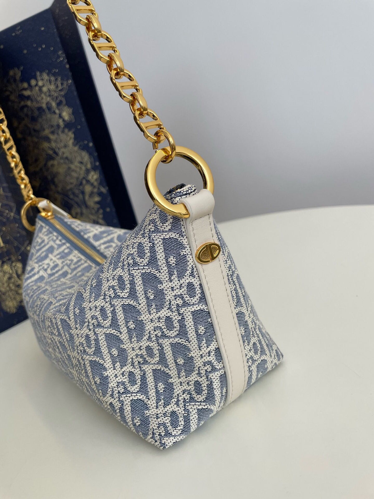 Lunch box bag in stock. Hobo star raffia series. It feels so summery. The sky blue fabric is paired with milky white calfskin. The light color looks fresh and healing. The bag shape design is practical. It is equipped with an adjustable long shoulder