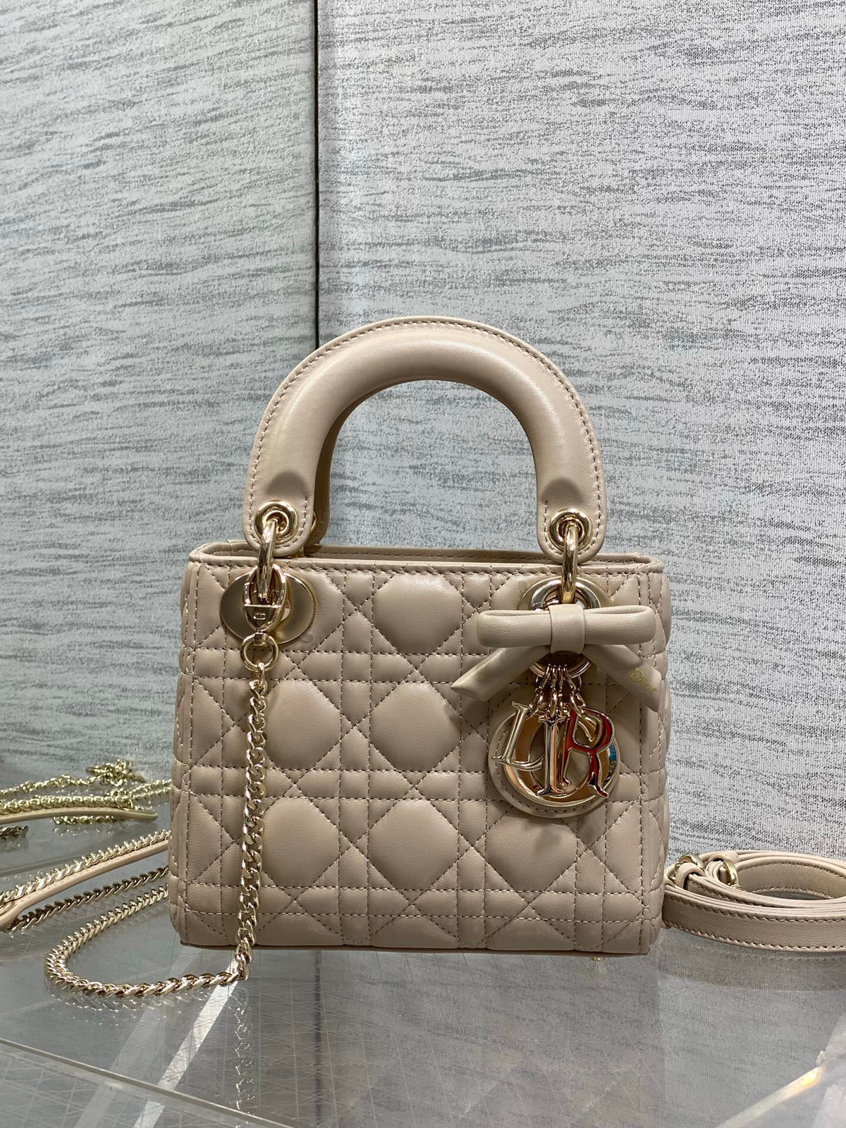 In stock, Classic Lady's latest bow-tie Princess Diana bag. A must-have three-compartment bag for everyone. Charming, elegant and full of aura. It is also full of femininity when carried cross-body. Classic fashion style. This beautiful bag is available