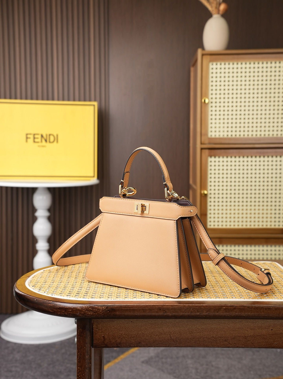 Model 8005, small size, 20x11x15cm, FE ND1 "peekaboo I see u" handbag. The brand-new "peekaboo I see u" is designed to showcase your unique side. The new style continues the classic trapezoidal contour and square twist lock design of the original "peekabo