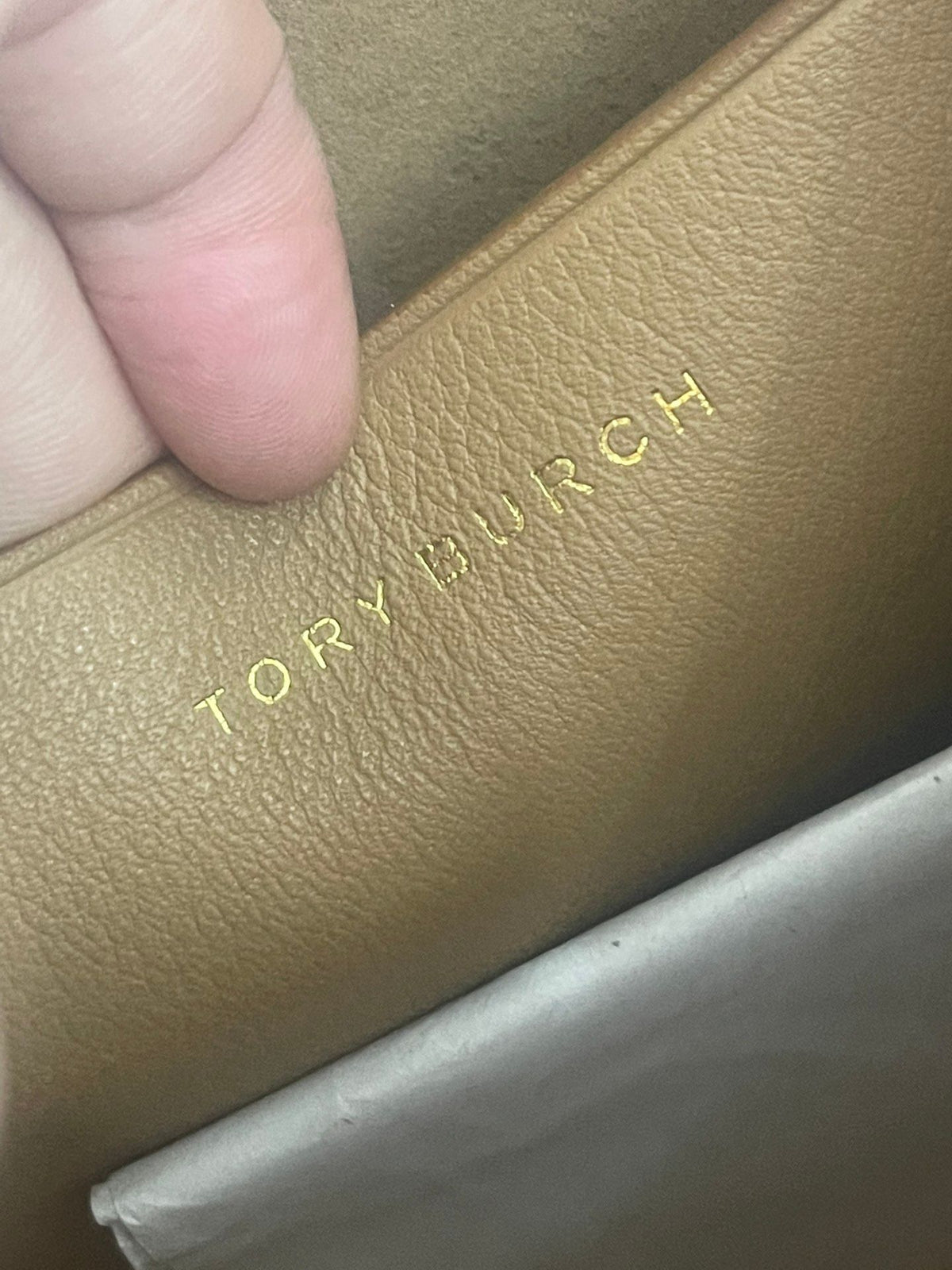 Toribochi bag mouth can be deformed TB 100% Philippines cross the sea back more than ten Mcgraw deformation bags 100% imported fabric with imported cowhide splicing process contrasting car stitching bag mouth with magnetic buckle is very safe with a movab