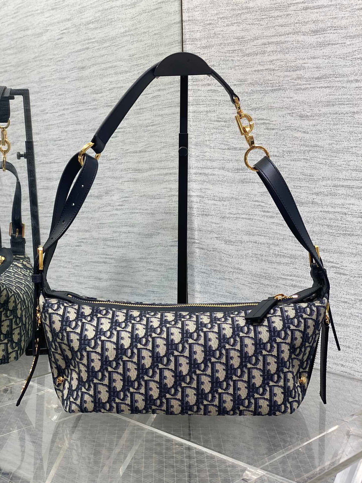 Small size in stock Journey series small blue cloth is popular at the beginning of the year. It hits the center of the bag directly. The hobo bag has a loose feeling. The shape of the bag is soft and casual. Classic presbyopia fabric with golden letter