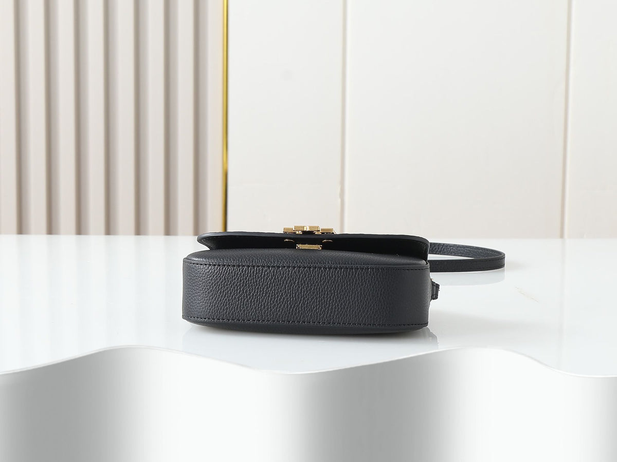 Top layer cowhide 300 Tory Burch's "caramel cube" lychee patterned leather feels a bit delicate and grainy to the touch, with a golden logo secretly flashing in the sunlight. TB handheld slanted hanging bag