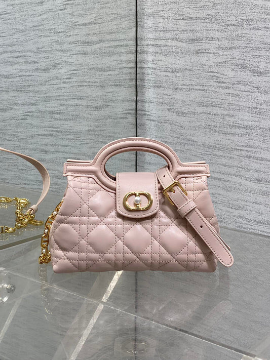 Jolie Top Handle Mini I have no resistance to this kind of exquisite small bag. Carrying a large bag is too tiring. I really like this compact model. It is small, but it can be stuffed with tissues when going out. The best thing is that it can be carried