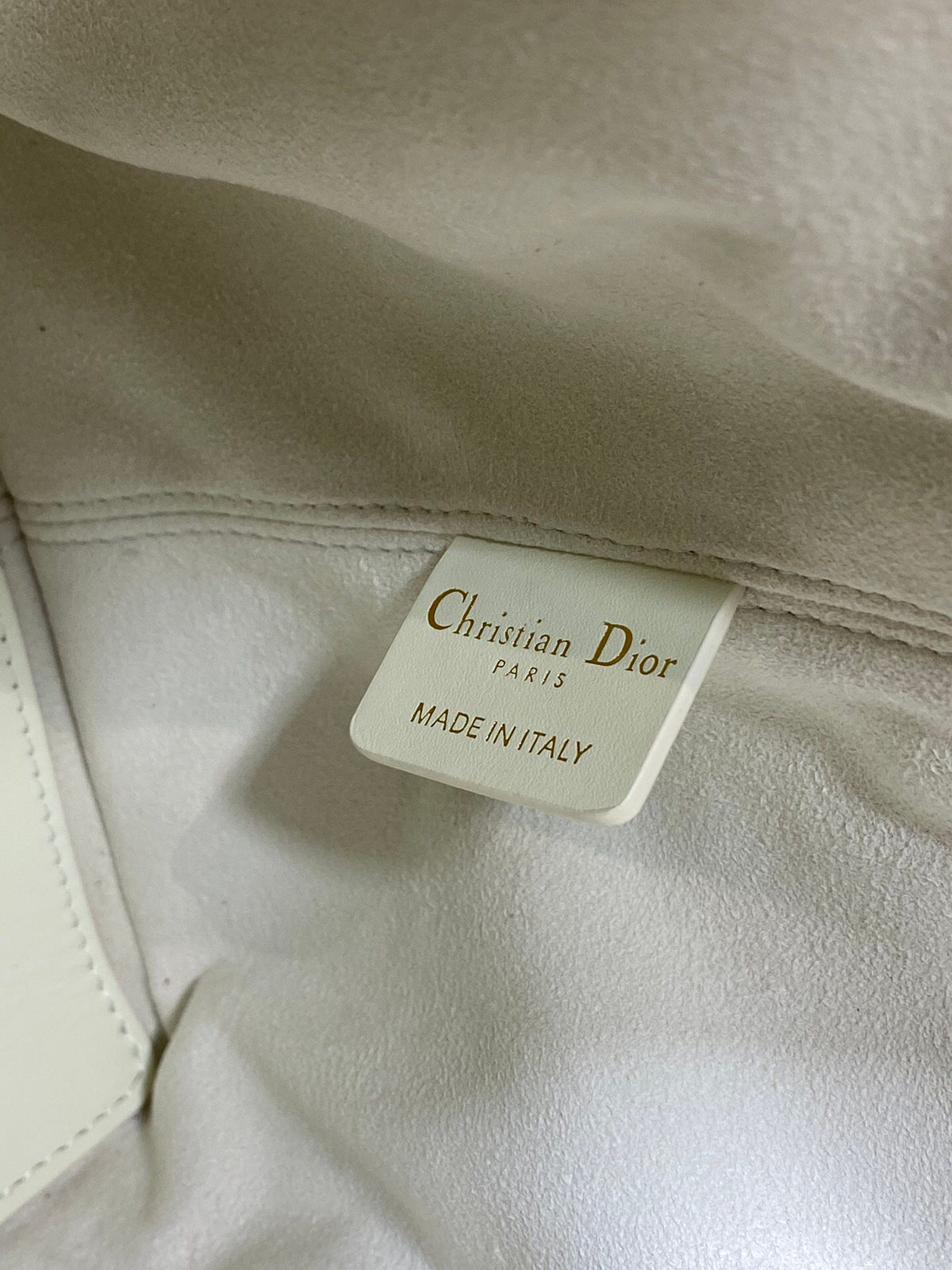 Medium white ready to go with Toujours for travel. Oversized rhombus design with classic letter accessories. Full of modern fashion. The structure of the bag is very soft. The calfskin material is full of high-end feel. The unique buckle can be folded